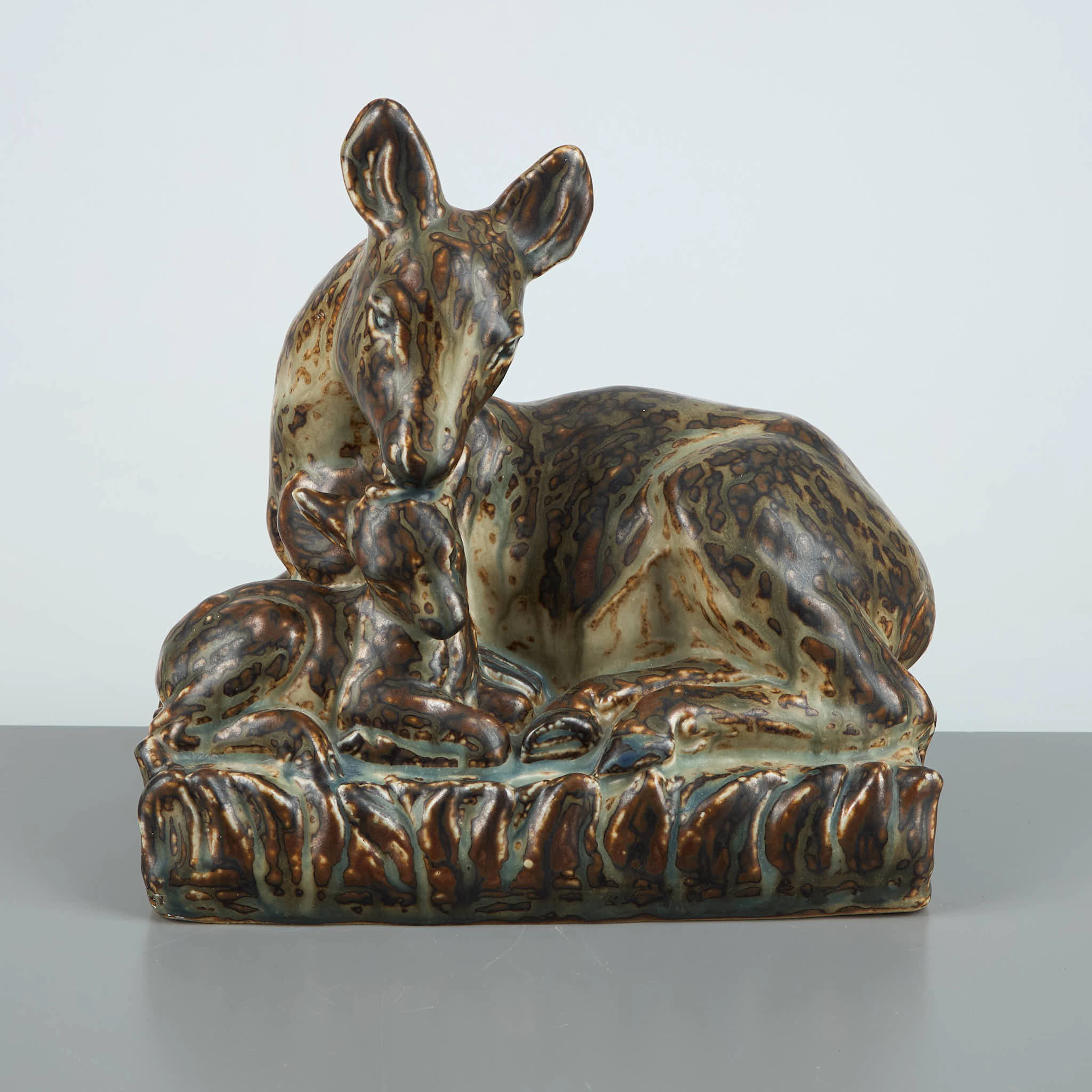 FIGURIN. Rådjur med kid, nr 21239, signerad KK (Knud Kyhn), Royal