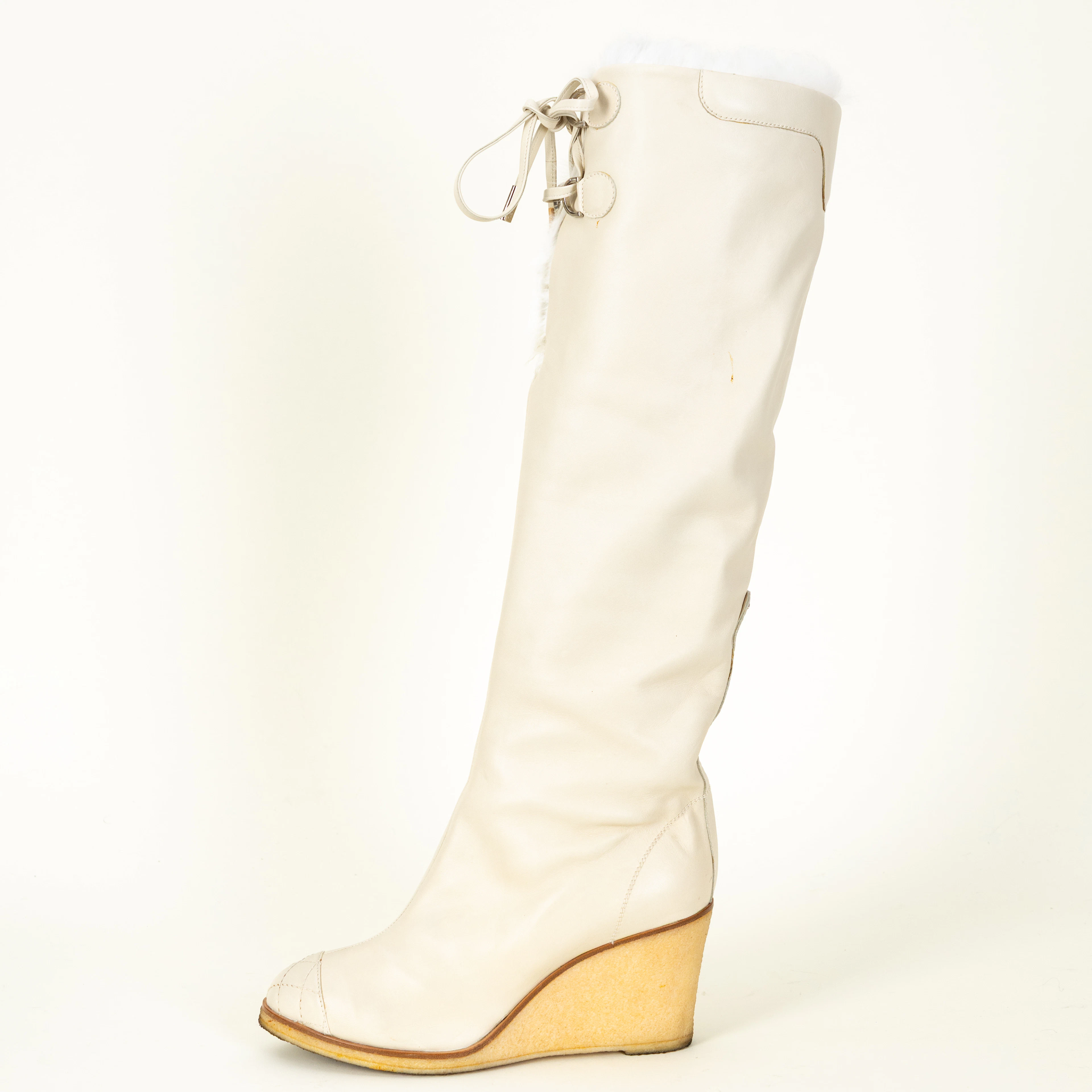 CHANEL. Leder Stiefel in cremeweiß, 41.
