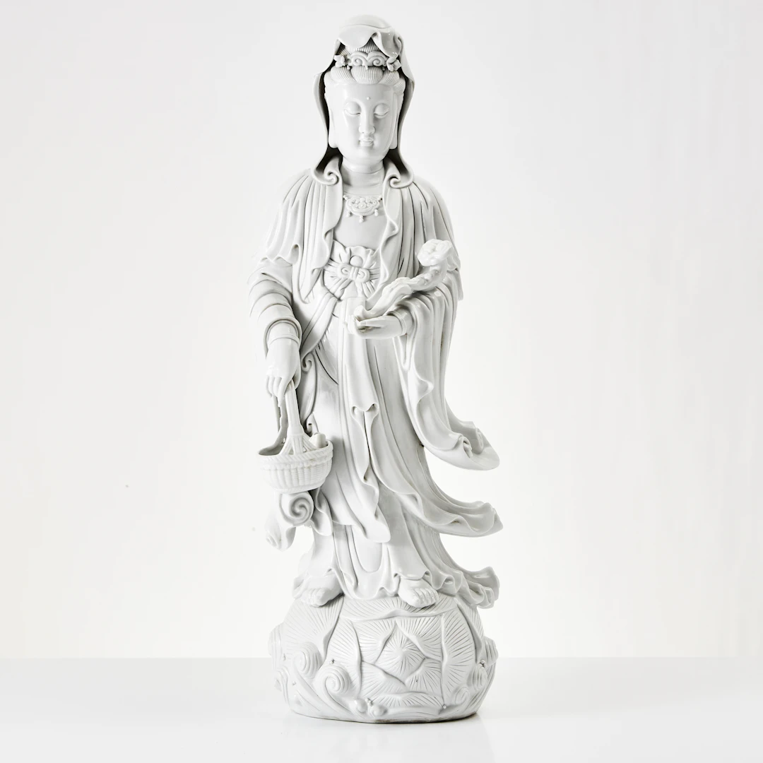 GUANYIN, porslin, Kina, 1900-tal, Blanc-de-Chine, märkning på ryggen.