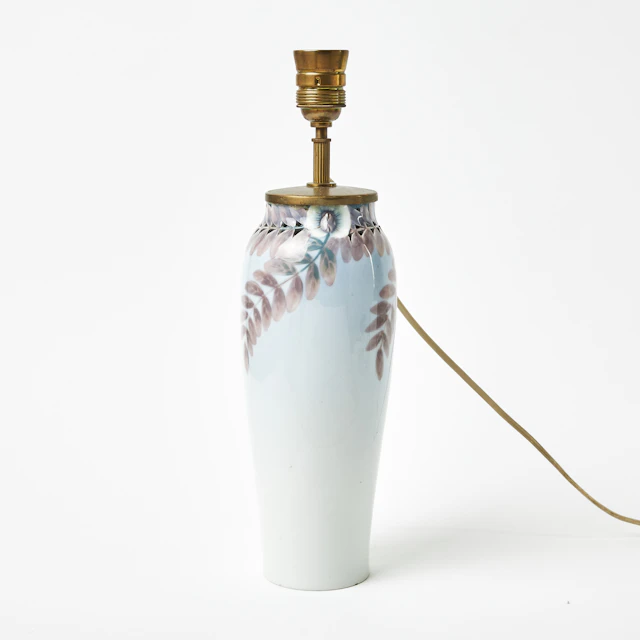 ASTRID EWERLÖF. Bordslampa, porslin, jugend, med delvis genombruten