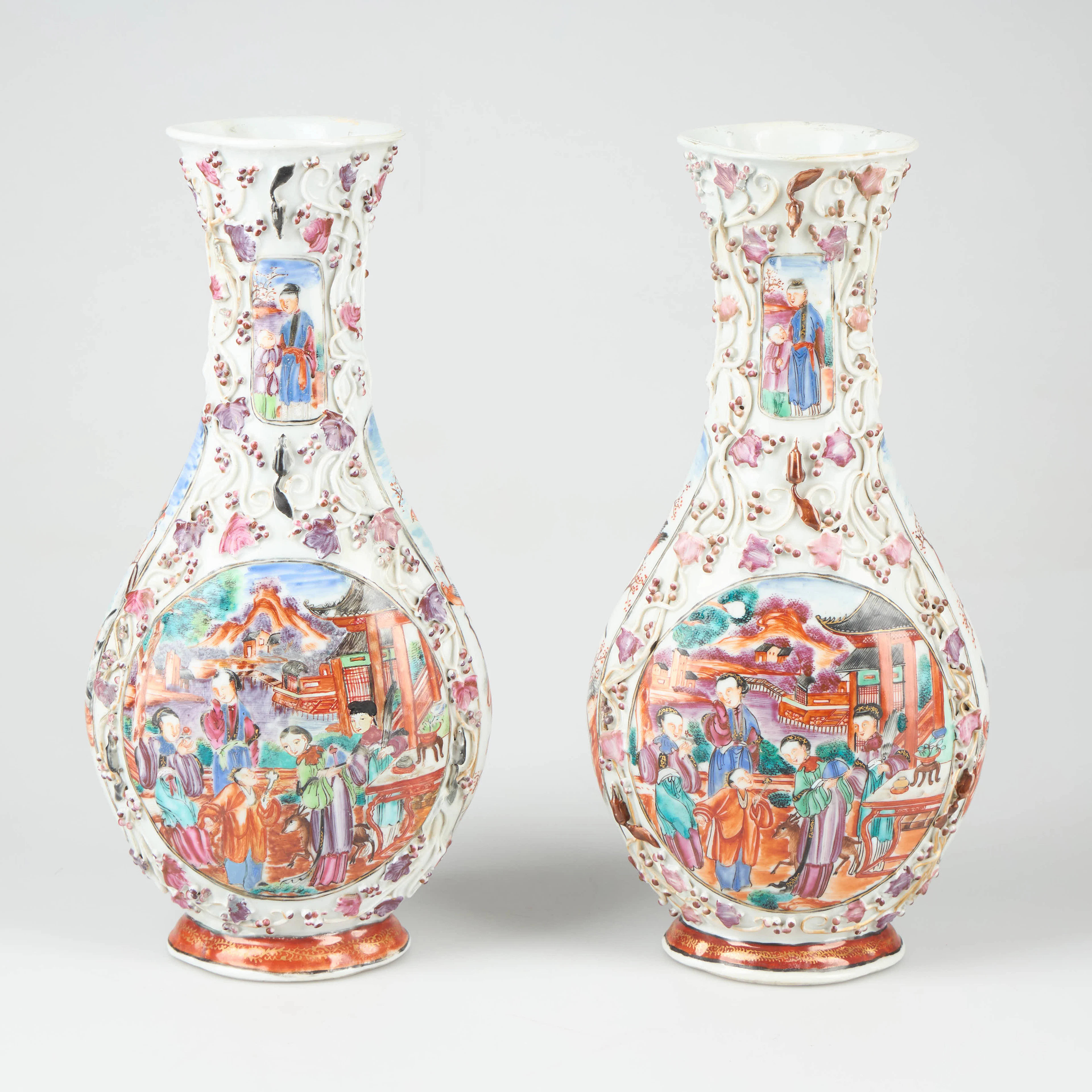 VASER, ett par. Famille-Rose. Qianlong, Kina sent 1700-tal.