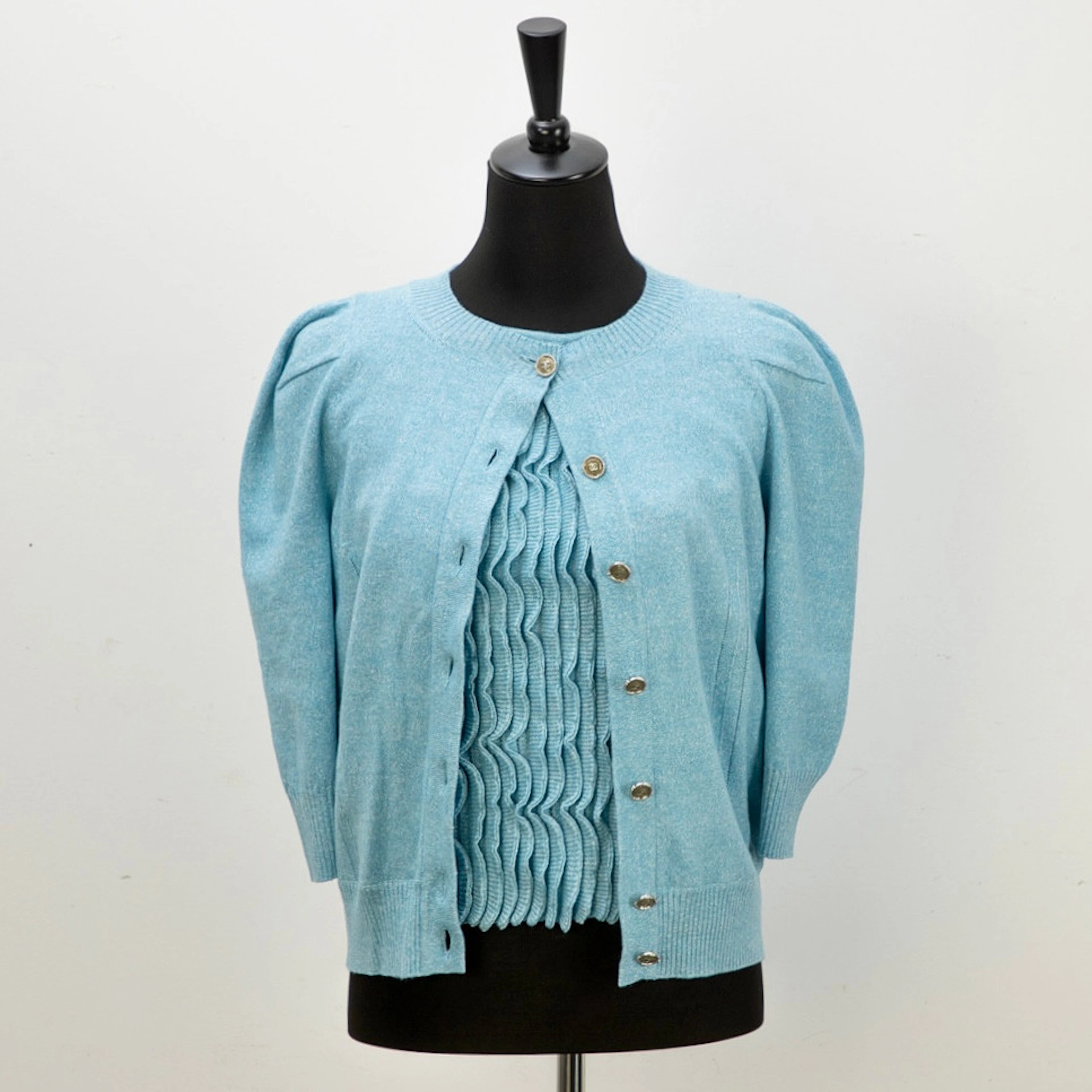 CHANEL. Twinset, Cardigan und eine Bluse in hellblau, FR 38 und FR 40 (2).