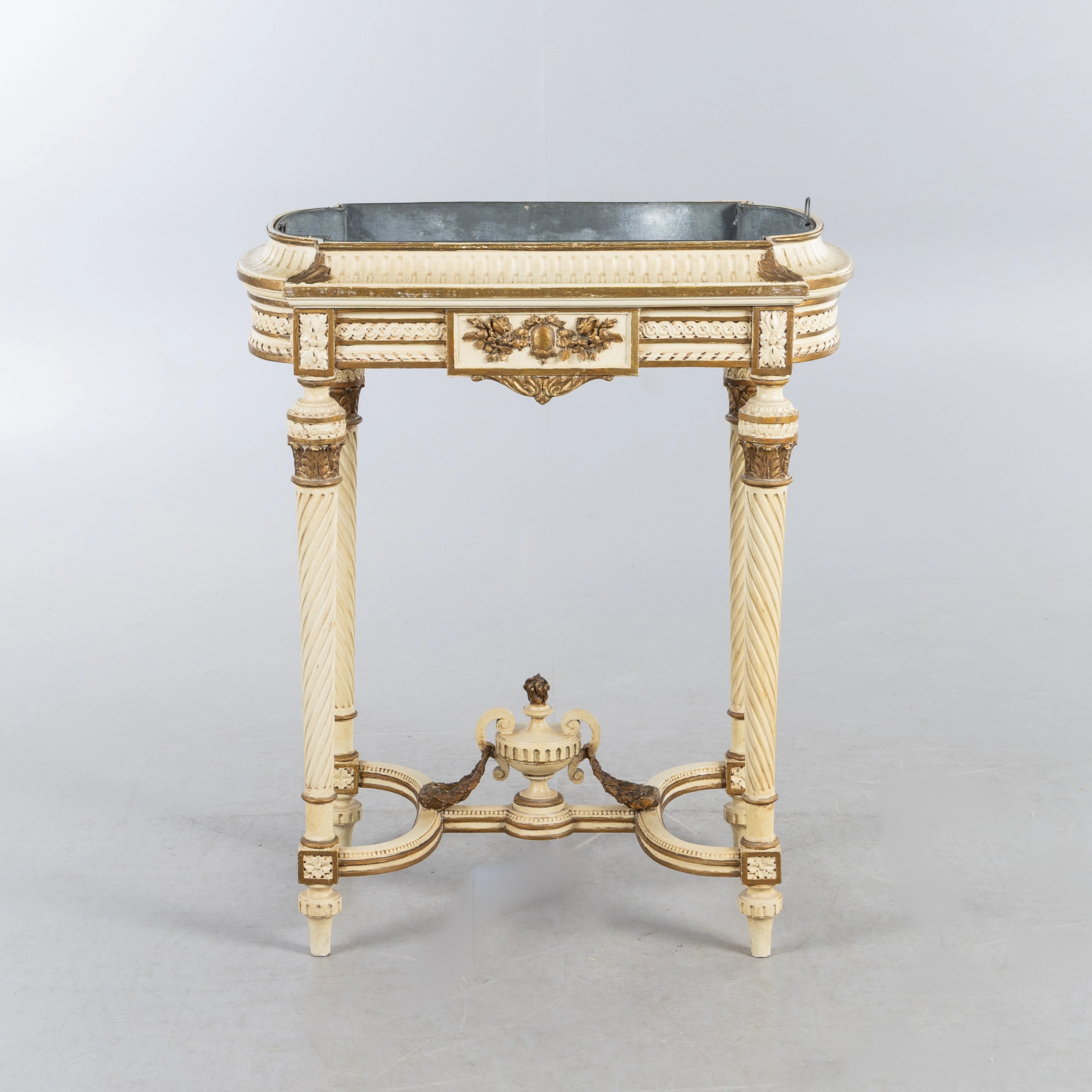 BLOMBORD, Louis XVI-stil, 1900-talets början.