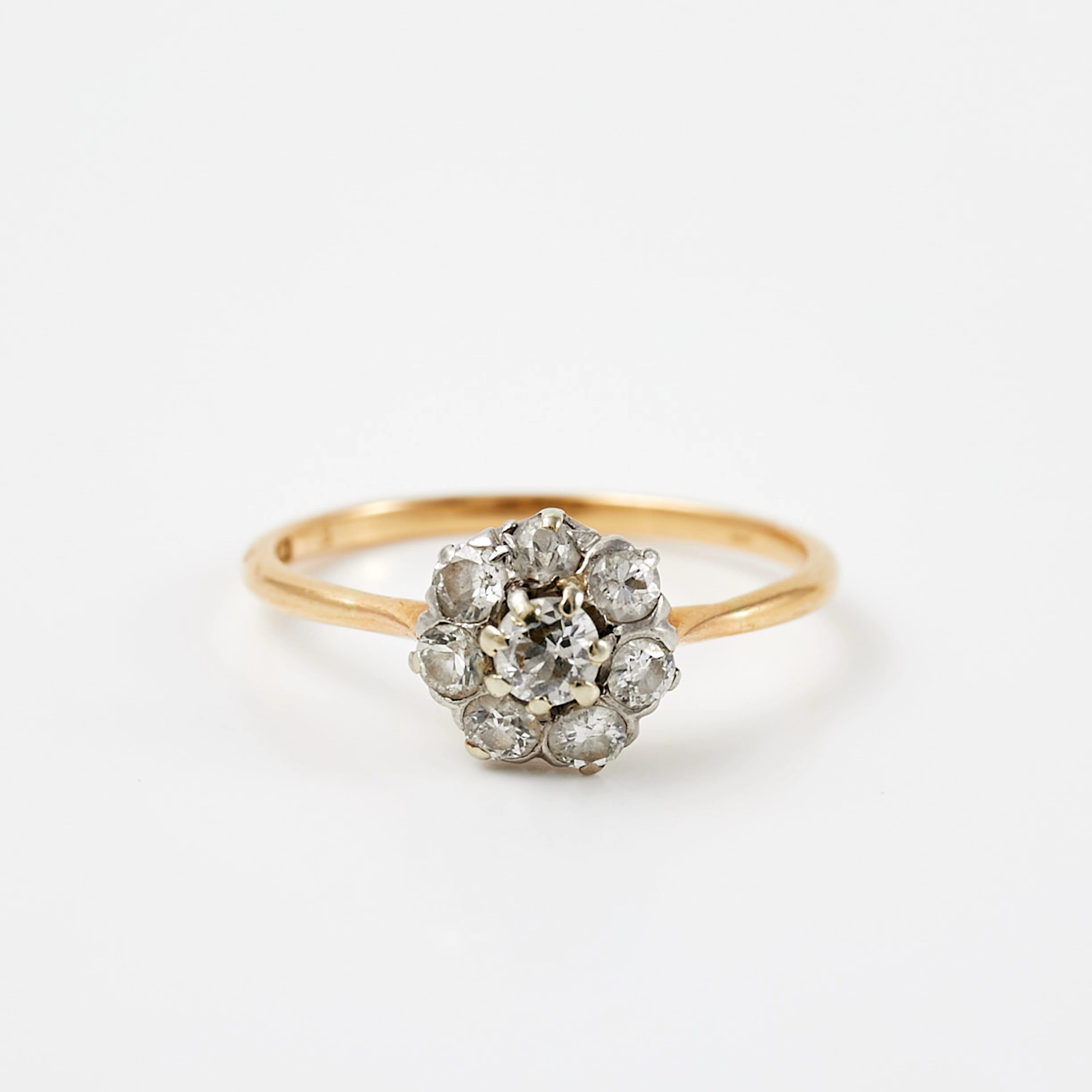 RING, 18 k guld, i form stiliserad blomma, dekor av briljantslipade