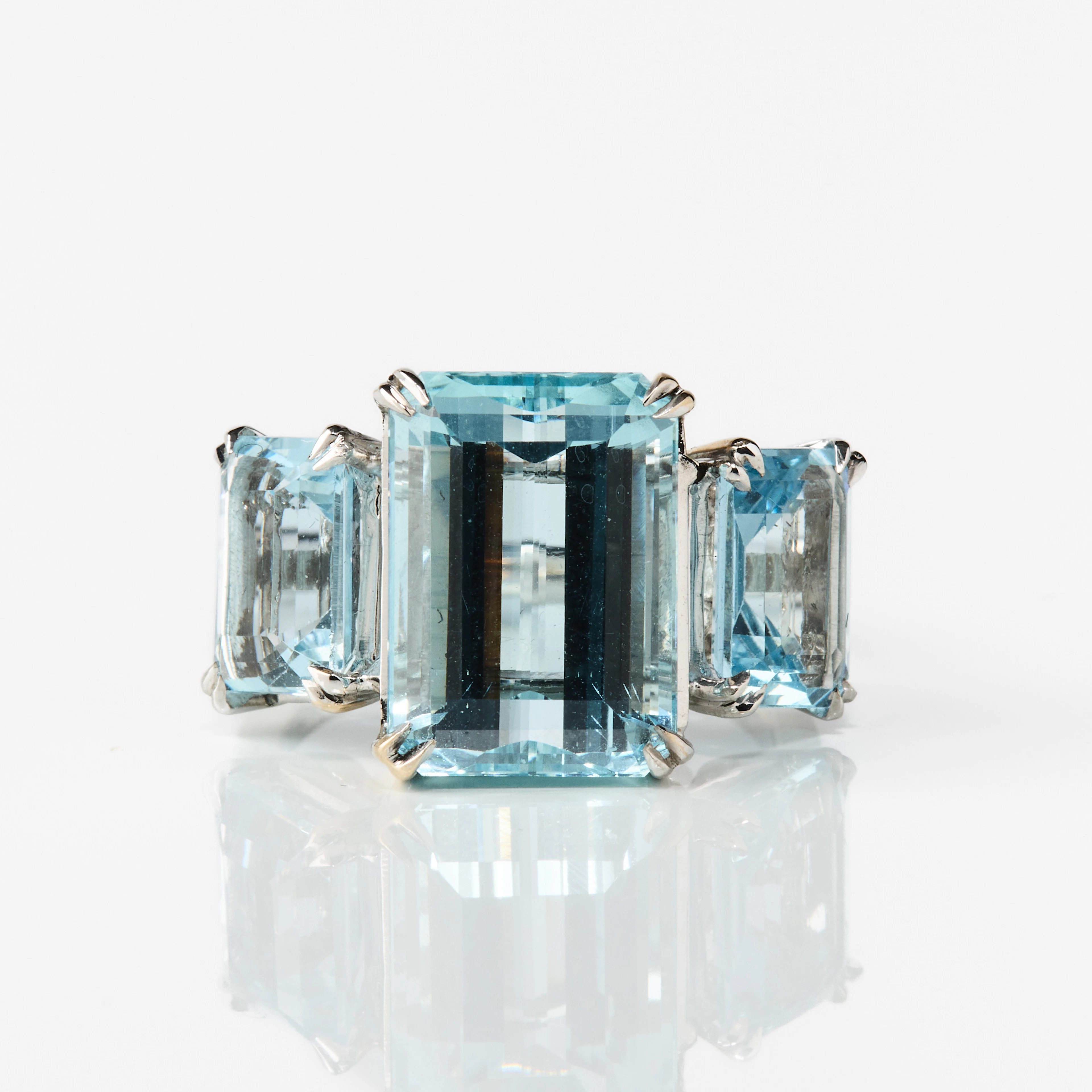 RING, 18K vitguld med akvamariner.