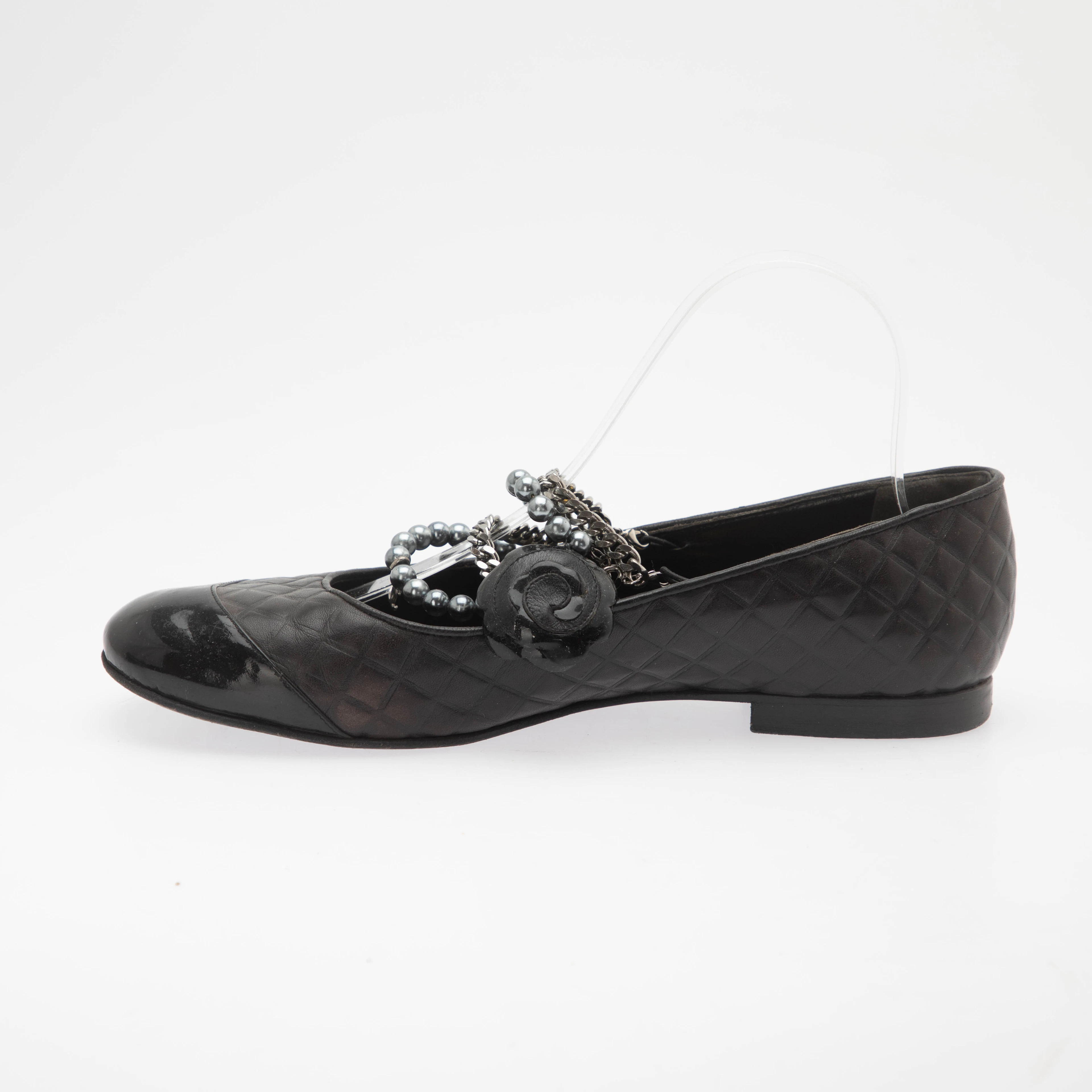 CHANEL. Mary Jane Pearl Chain Flats, 40,5.