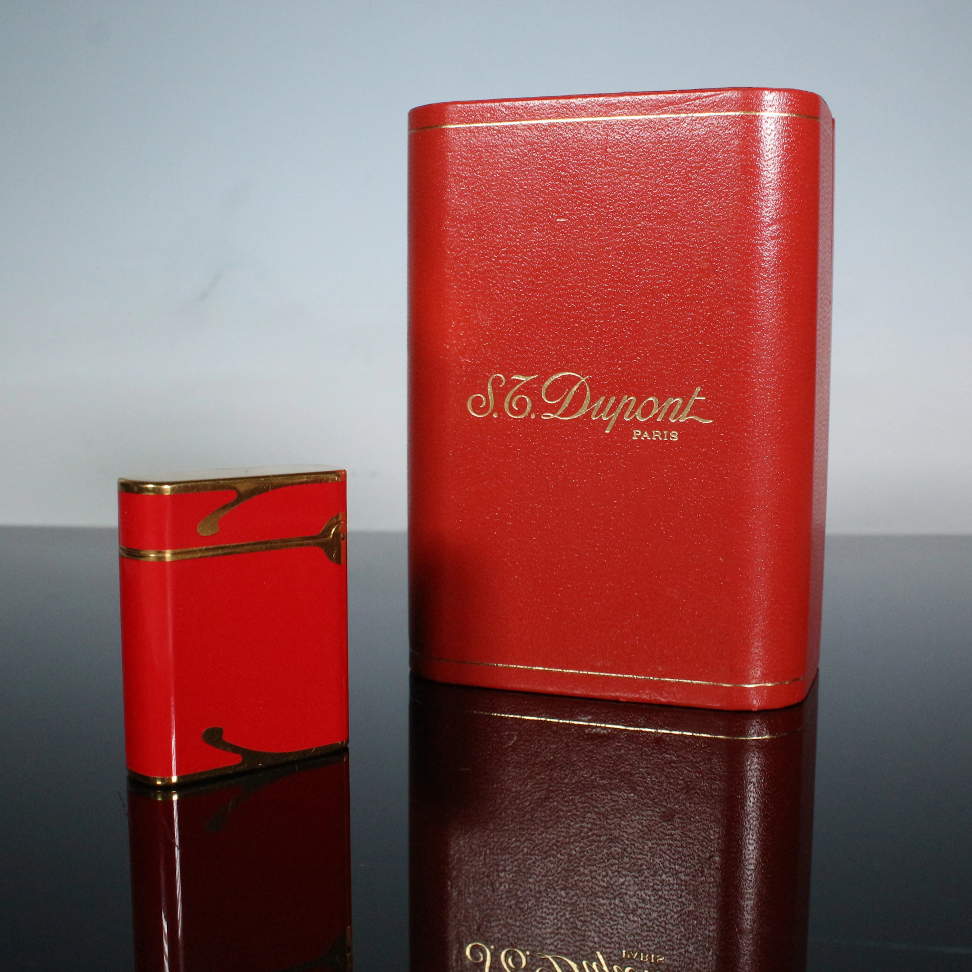 S.T.DUPONT. Feuerzeug, Modell '' Soubreny '' Laque De Chine , Paris