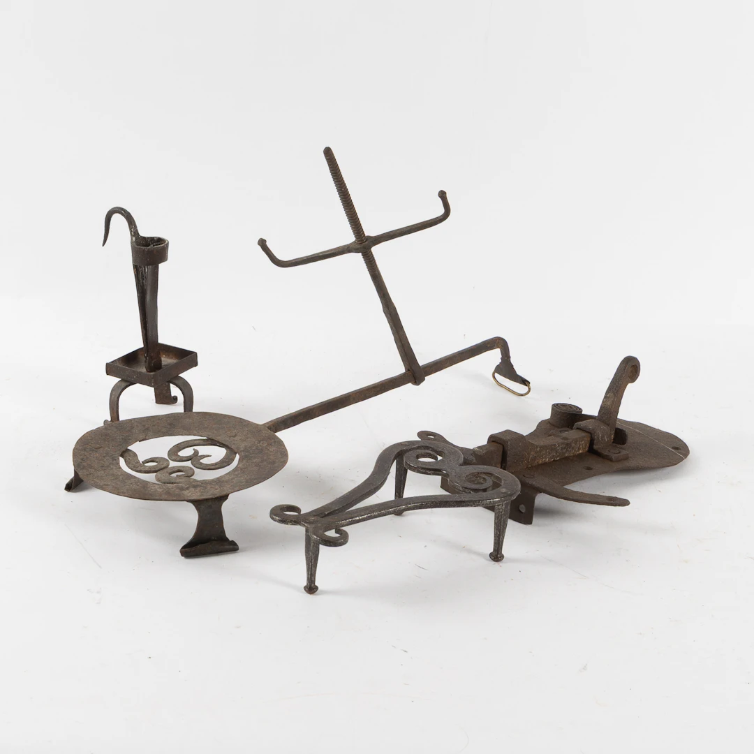 GRYTHÅLLARE, LJUSSTAKE, LÅS, STRYKUNDERLÄGG, 4 delar, smide, 1800-tal.