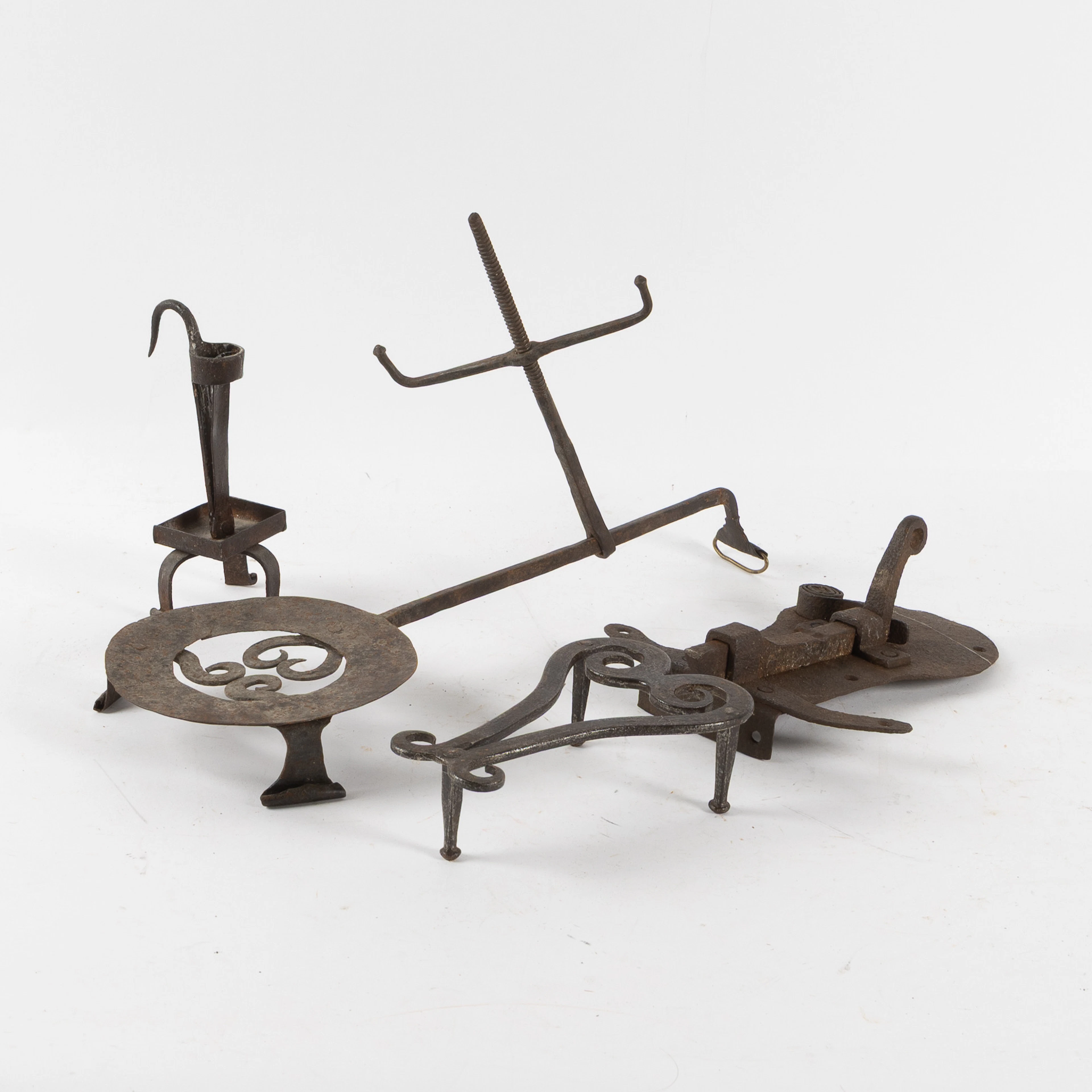GRYTHÅLLARE, LJUSSTAKE, LÅS, STRYKUNDERLÄGG, 4 delar, smide, 1800-tal.