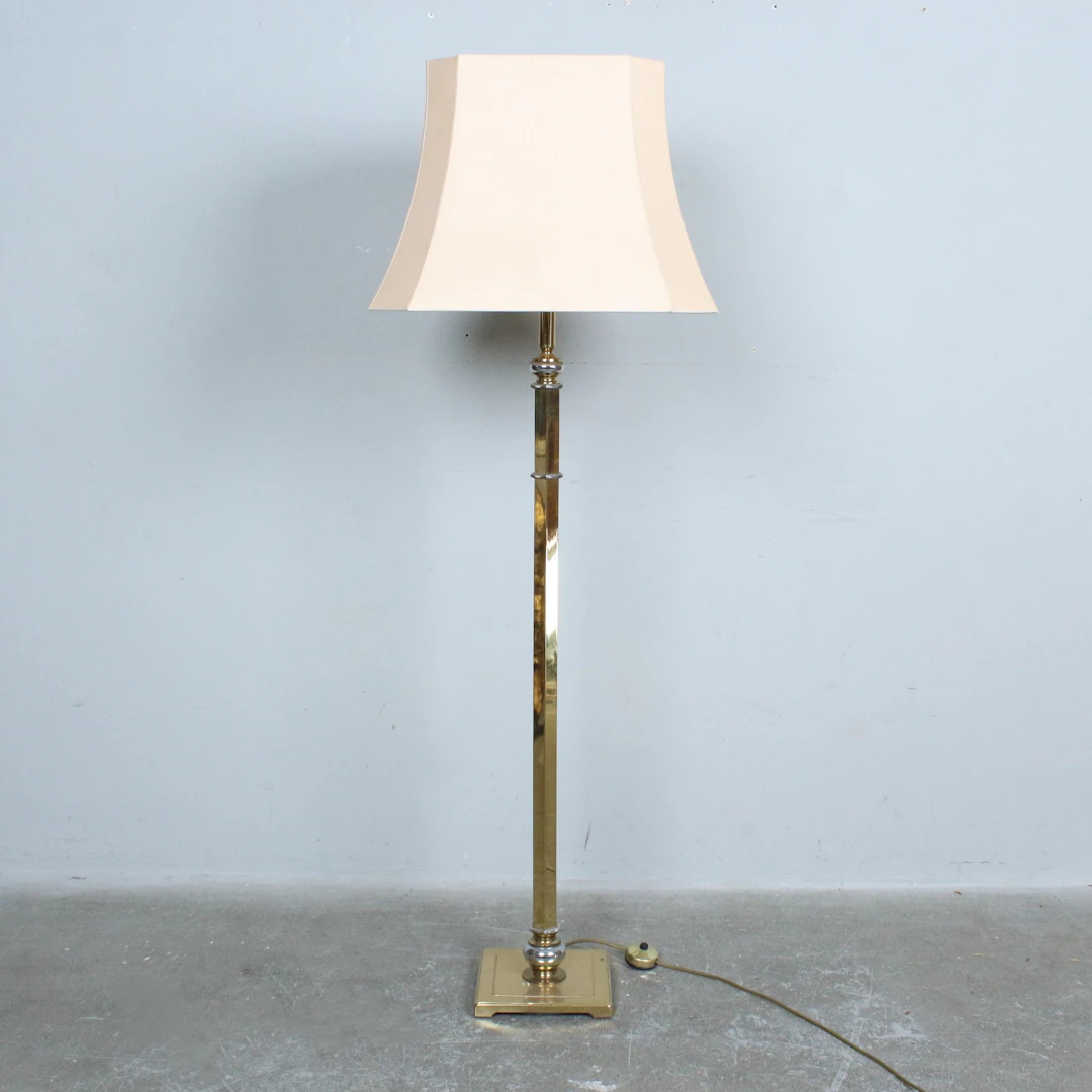 Stehlampe im Stil des Hollywood Regency.