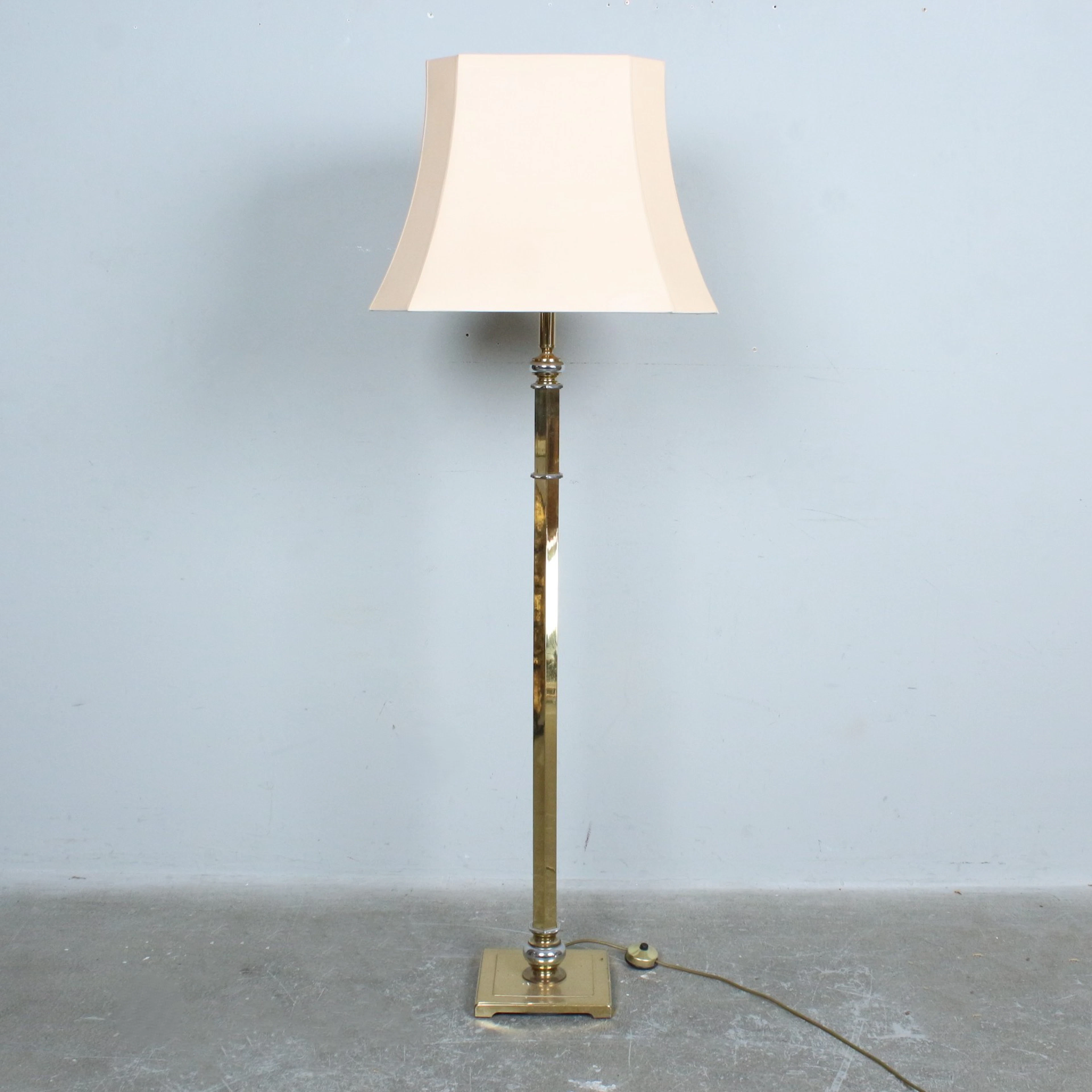Stehlampe im Stil des Hollywood Regency.