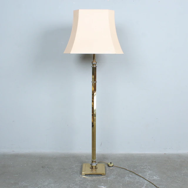 Stehlampe im Stil des Hollywood Regency.