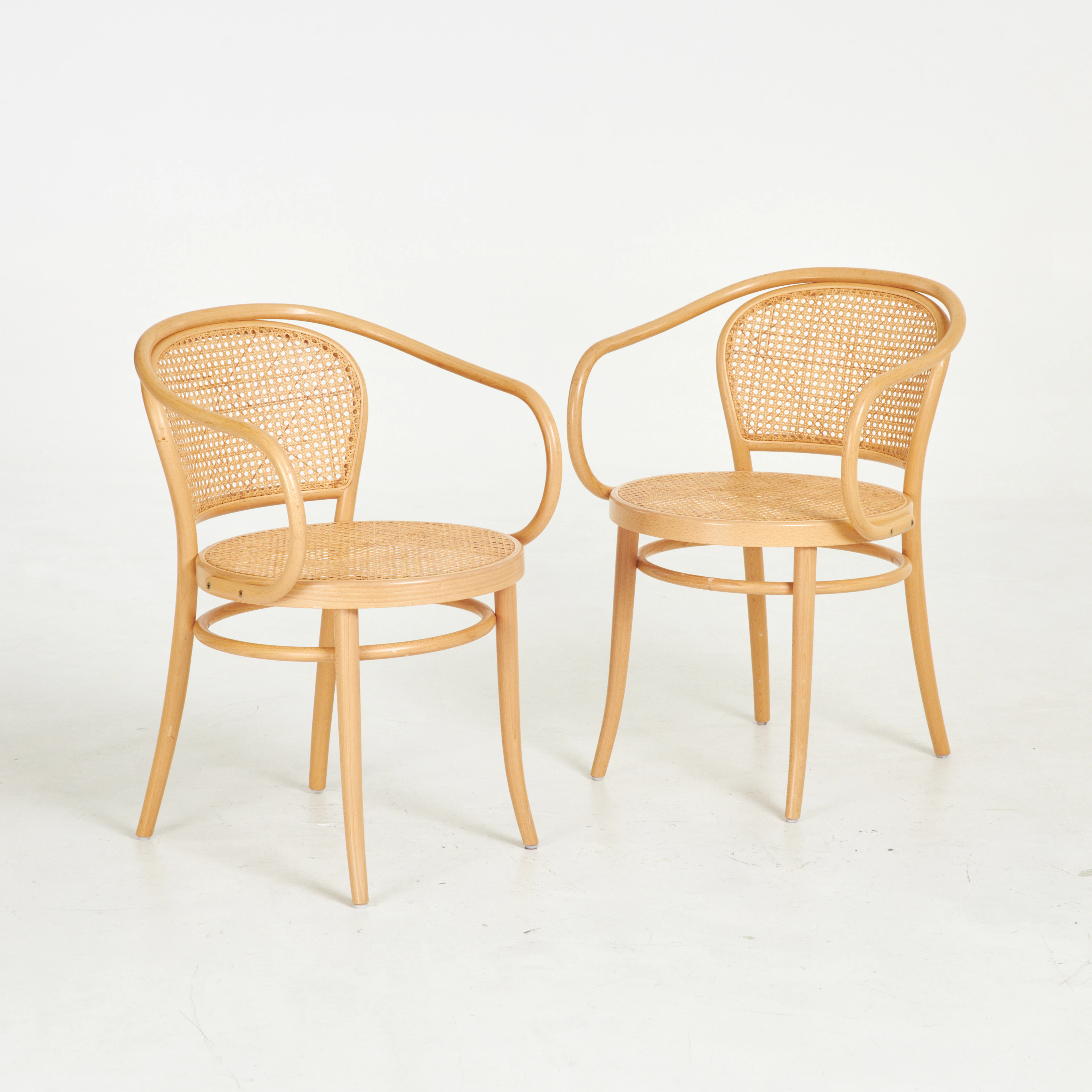 MICHAEL THONET. "Ton 33", karmstolar, 1 par, stomme i böjträ, rotting