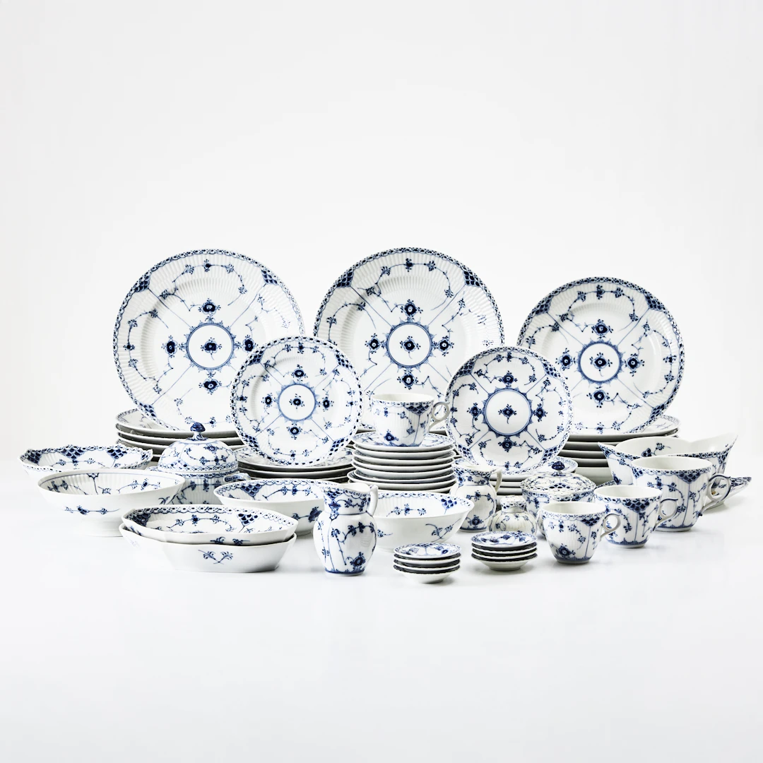 ROYAL COPENHAGEN, 61 dlr., kaffe-matservisdelar, "Musselmalet", porslin