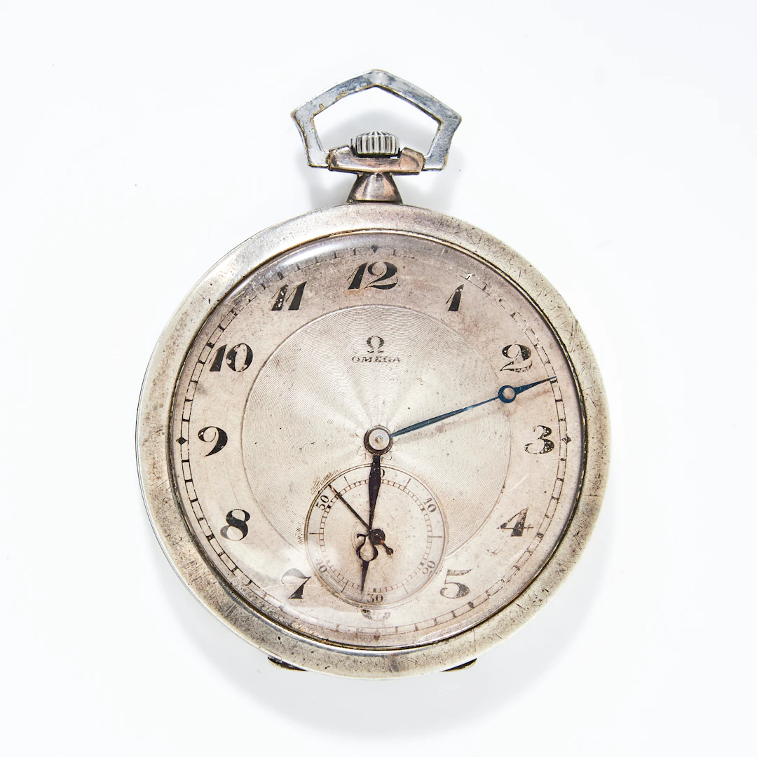 OMEGA, frackur, silver 900, guillocherad urtavla, blånerade visare