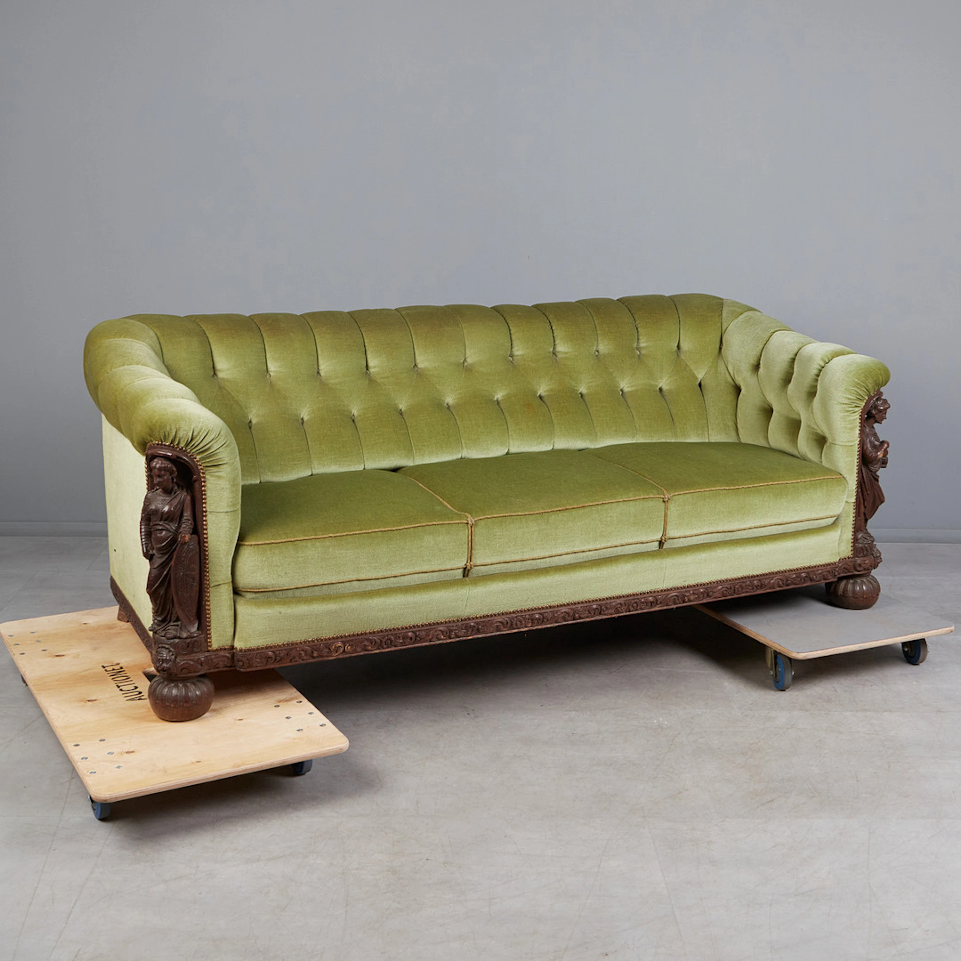 HISTORISMUS Dreisitzer / Sofa, Holz, Samt, 19. / 20. Jahrhundert.