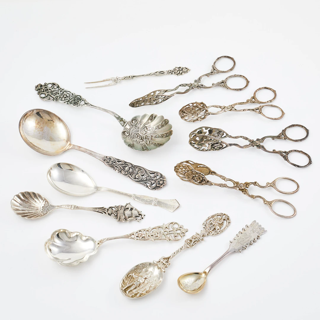 SKEDAR, OLIVGAFFEL samt TÄNGER. 12 dlr, silver, blandade tillverkare