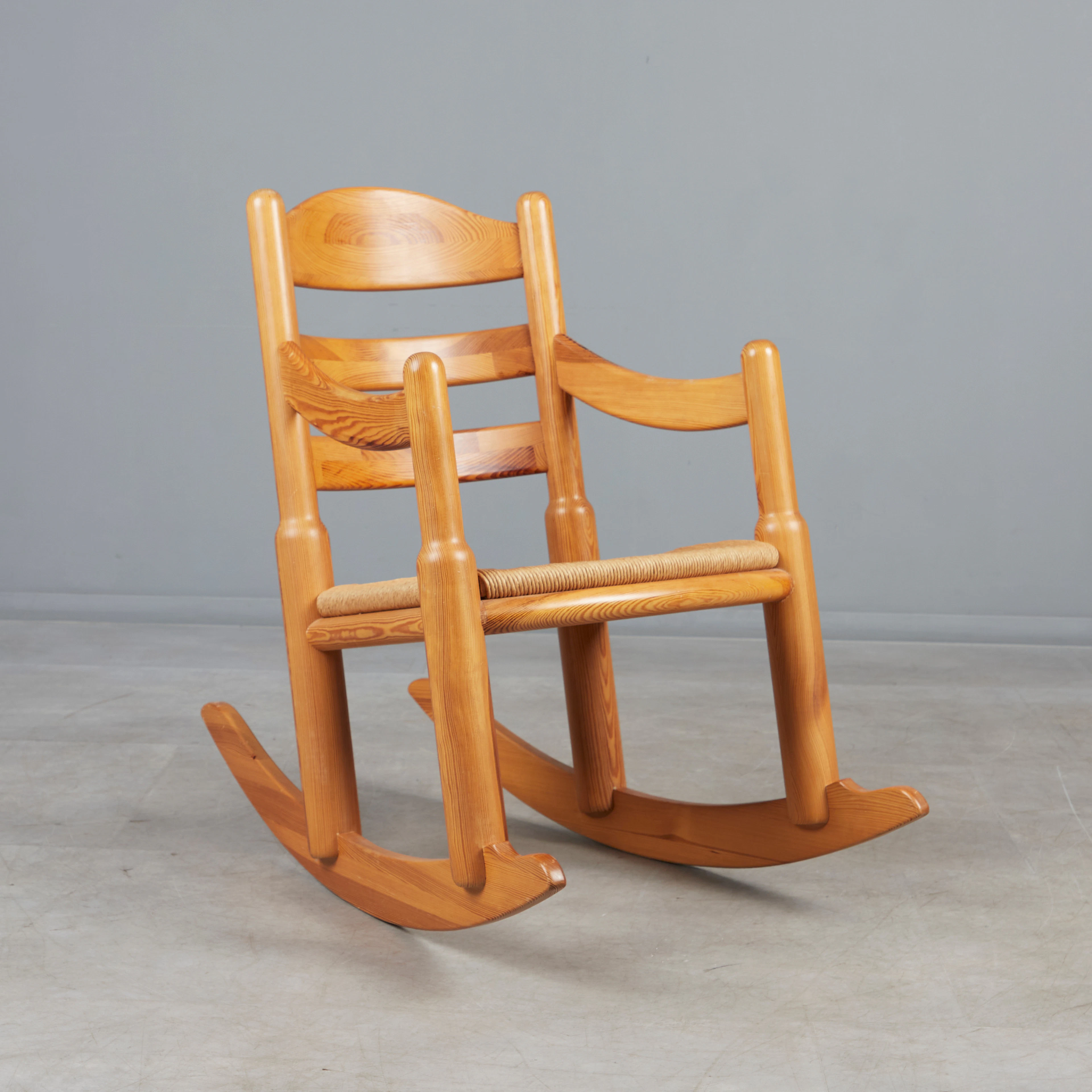 RAINER DAUMILLER. IM STIL VON. Schaukelstuhl / Sessel, Kiefer, Binsengeflecht