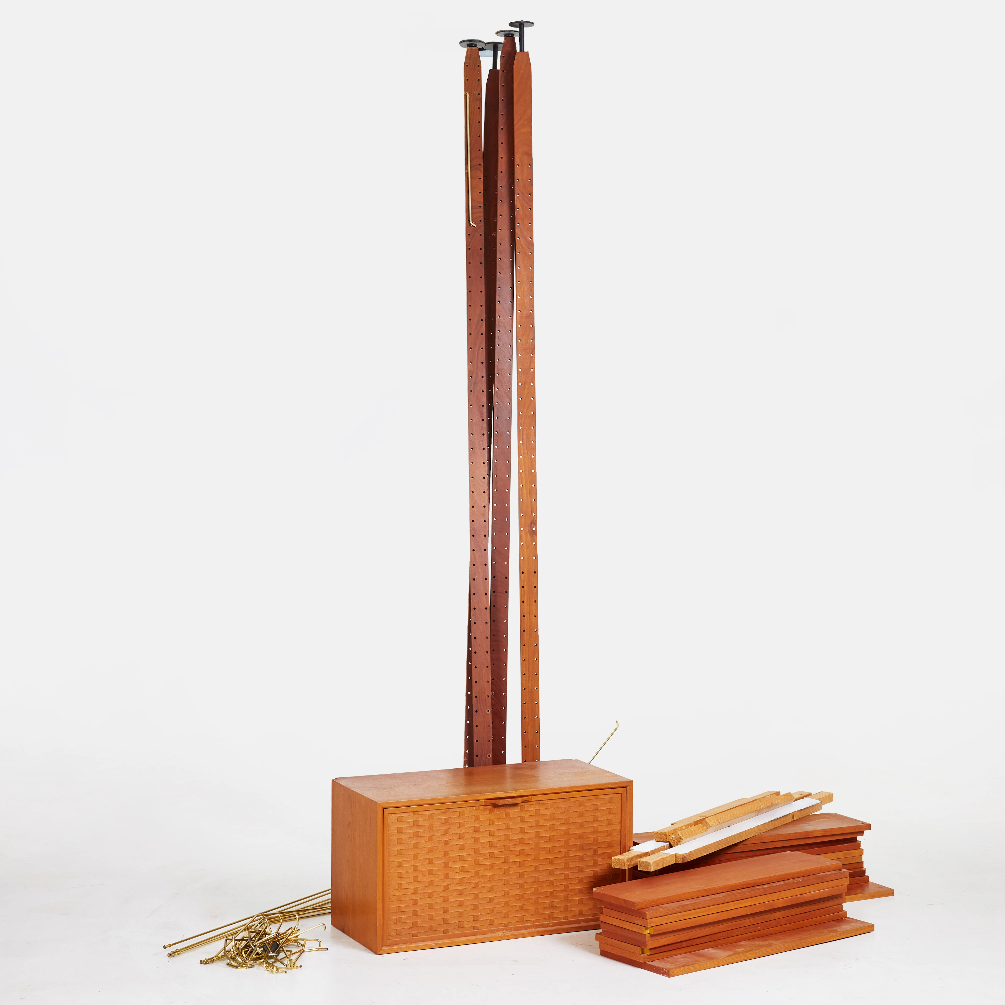 POUL CADOVIUS. Vägghängt hyllsystem, teak, för Cado, Danmark, 1900-talets mitt.