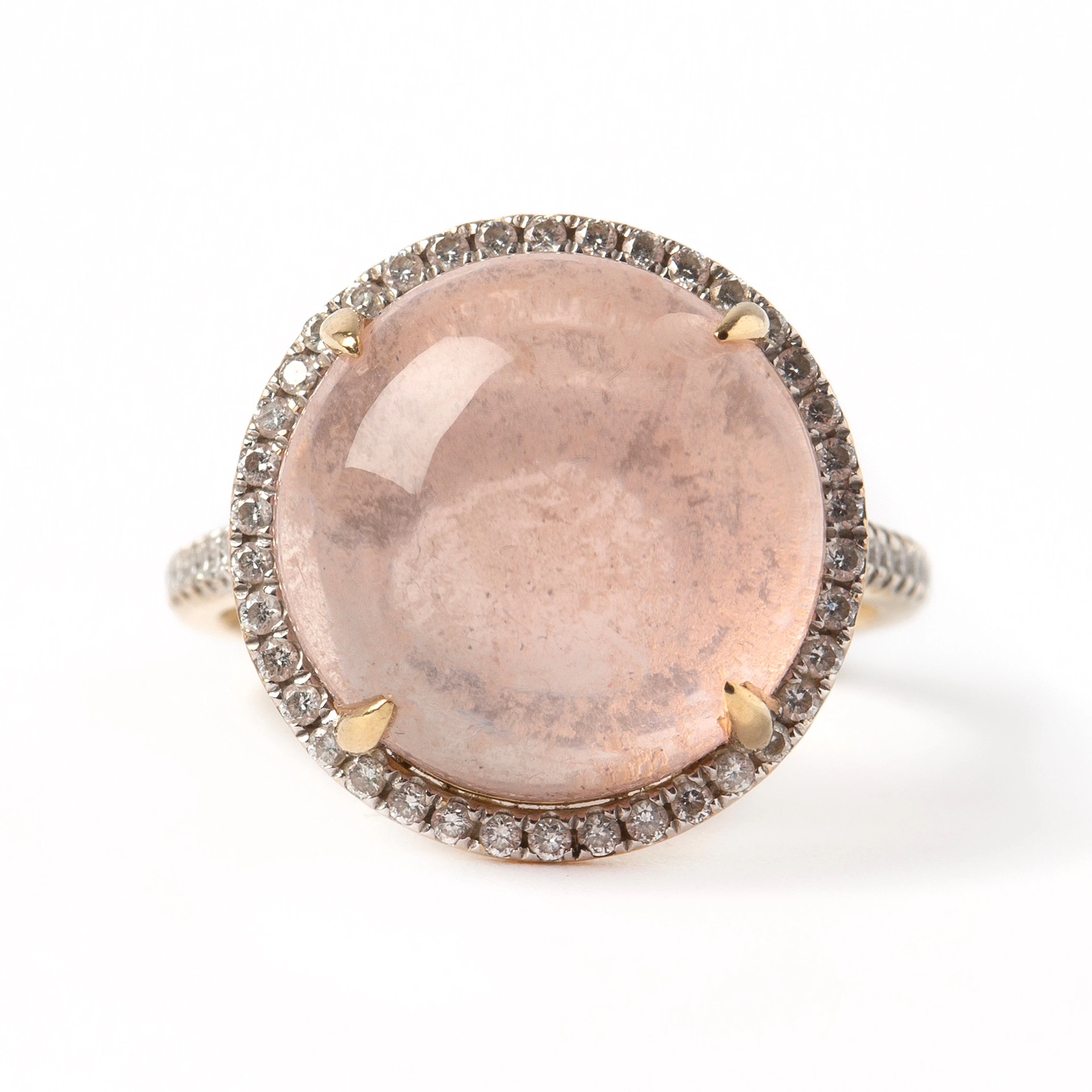 RING. 14K guld med cabochonslipad rosenkvarts och briljantslipade