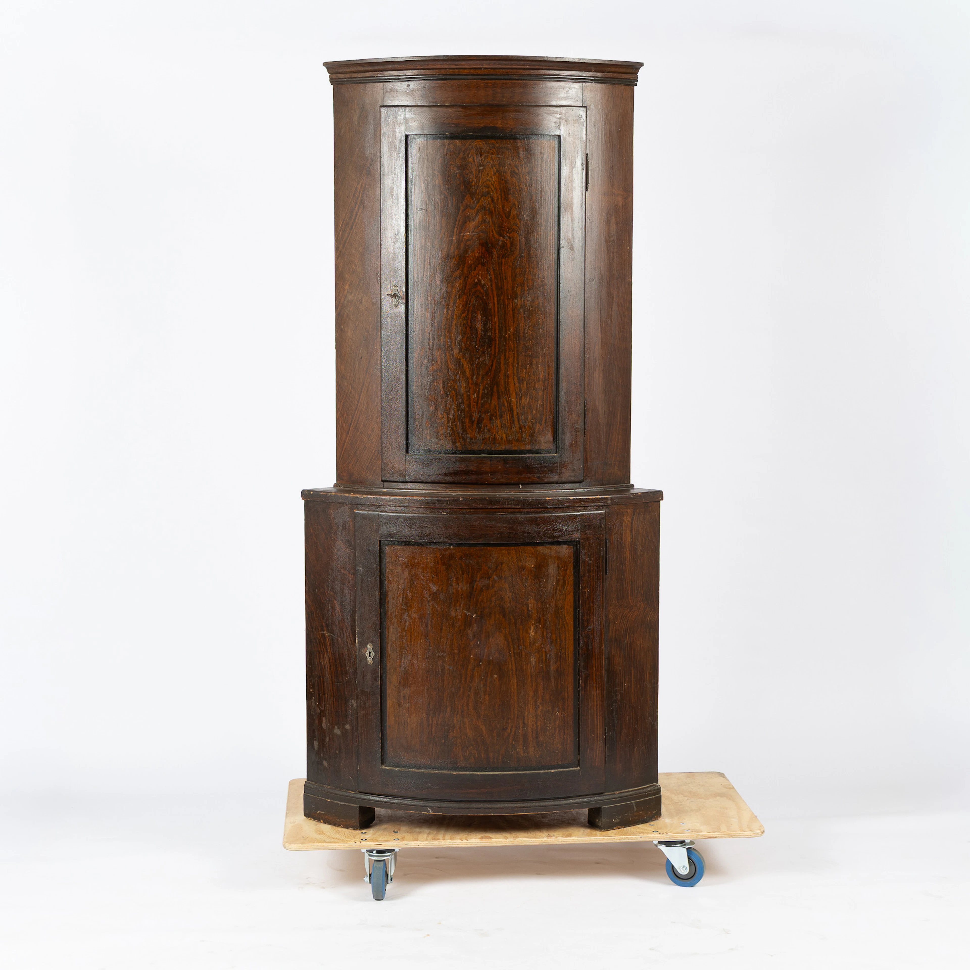 HÖRNSKÅP, allmoge, bemålat trä, 1800-tal.