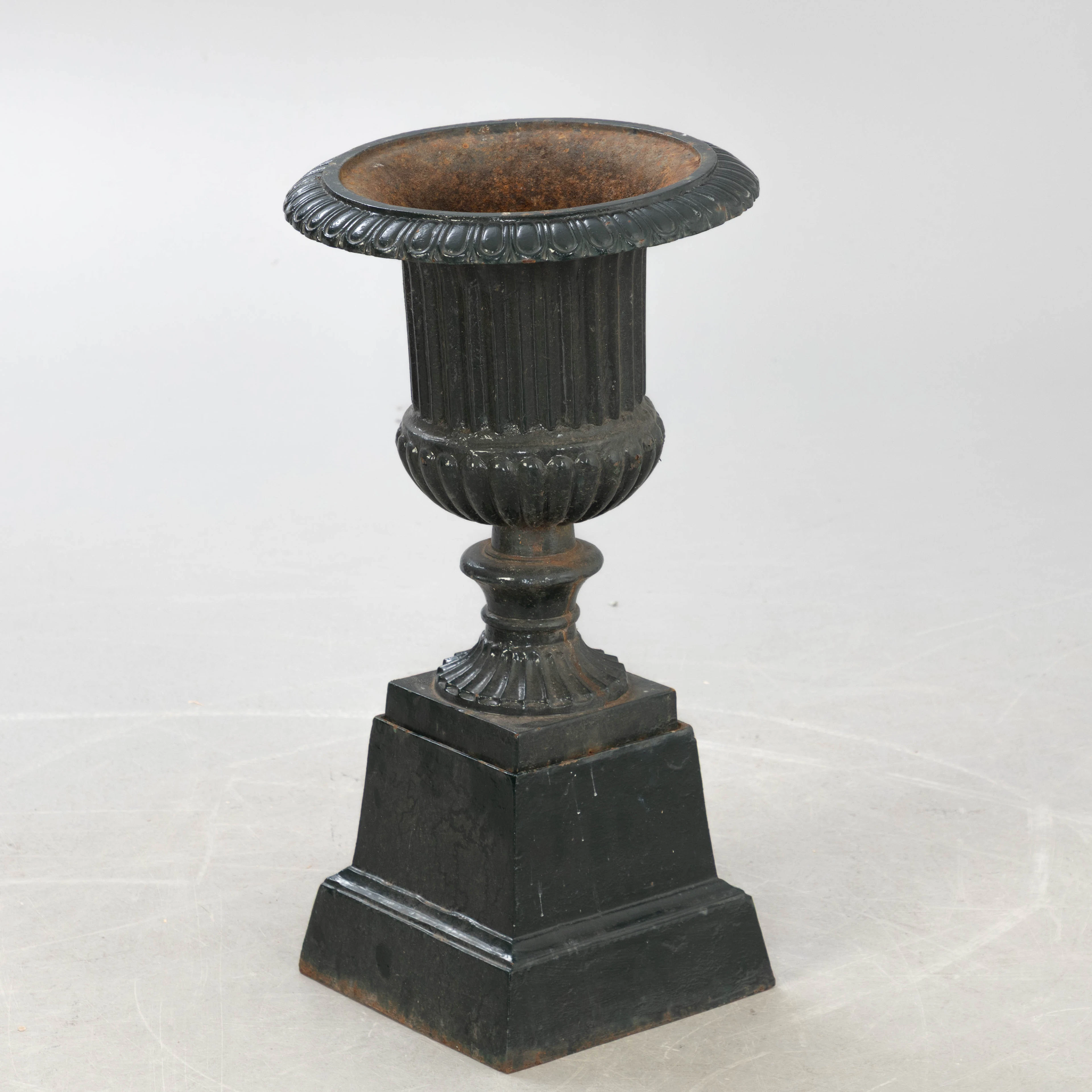Kleine Medici-Vase auf Postament, Frankreich, 1. Hälfte 20. Jh.