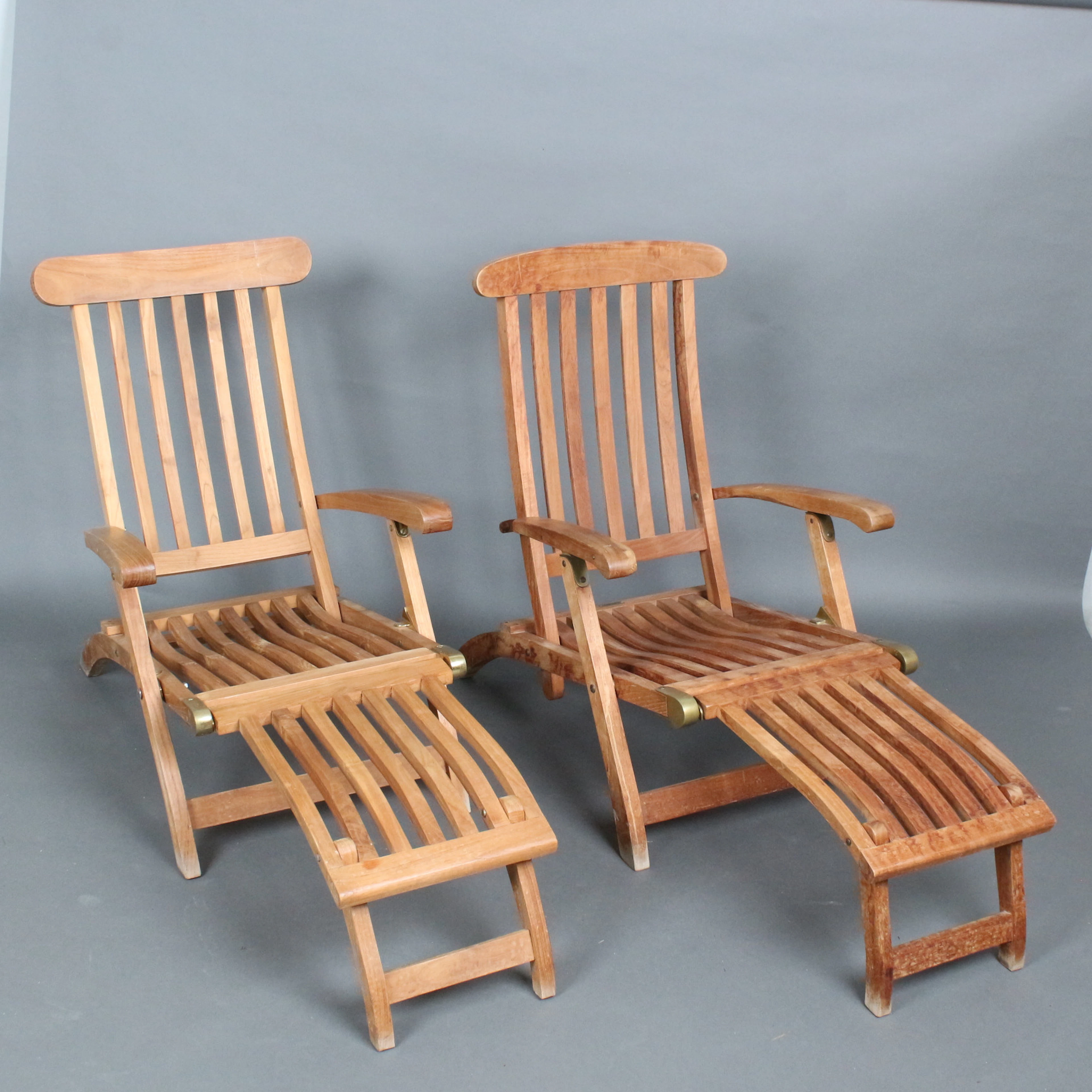 Zwei Gartenliegen / Deck Chairs u. a von Garpa mit Kunstlederauflage.
