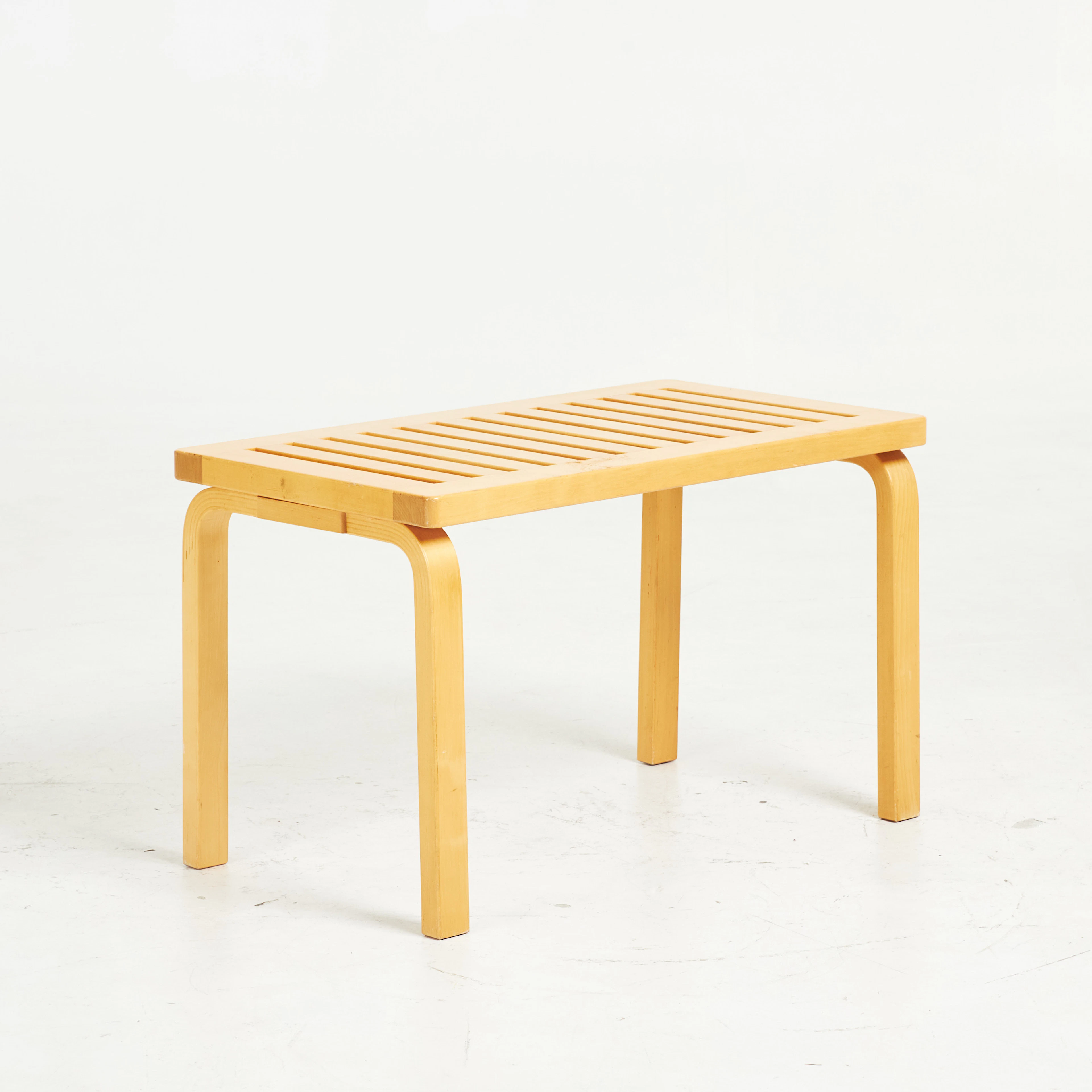 ALVAR AALTO. bänk, "153B", Artek, björk.