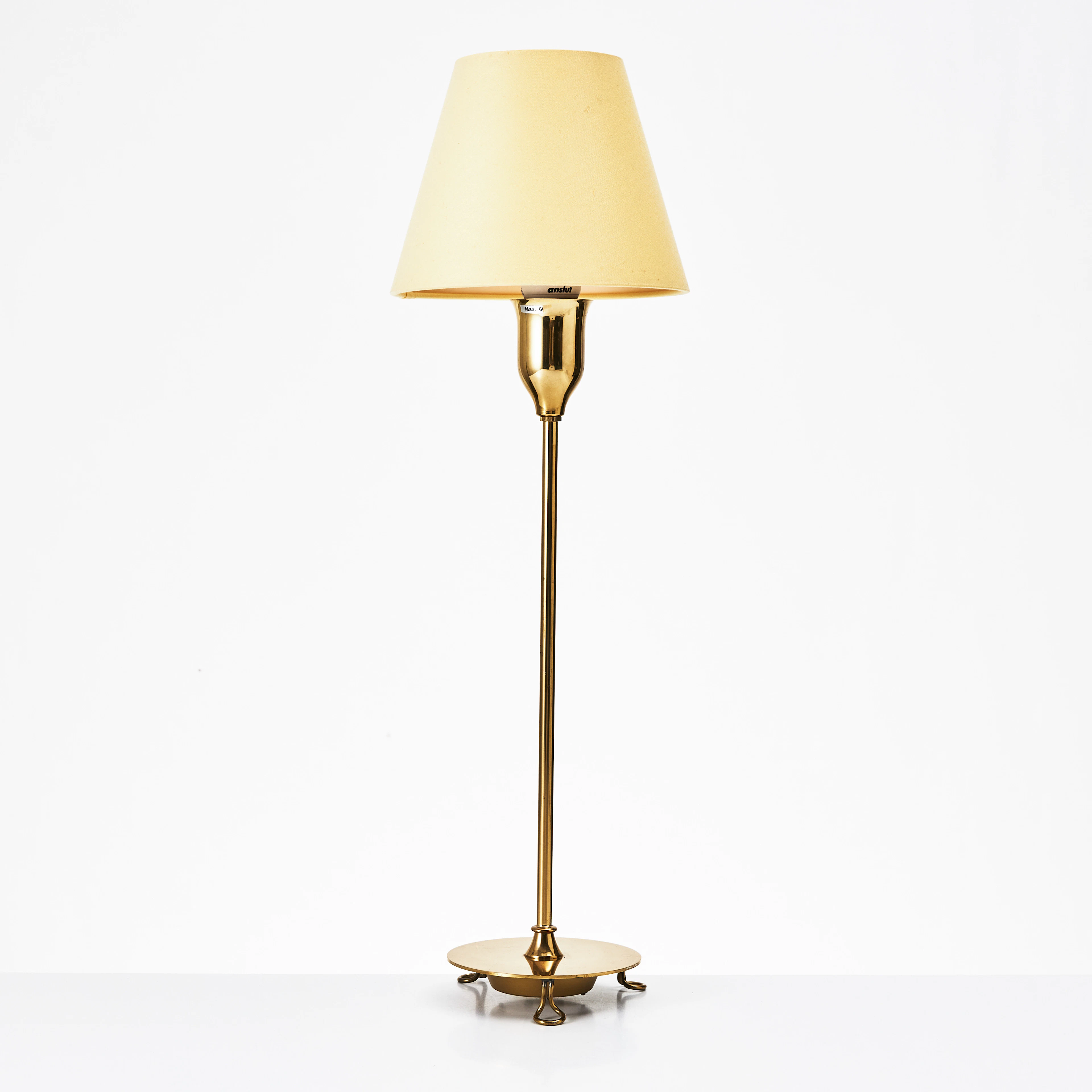 JOSEF FRANK. Bordslampa modell 2552-2 för Firma Svenskt Tenn. Textilklädd