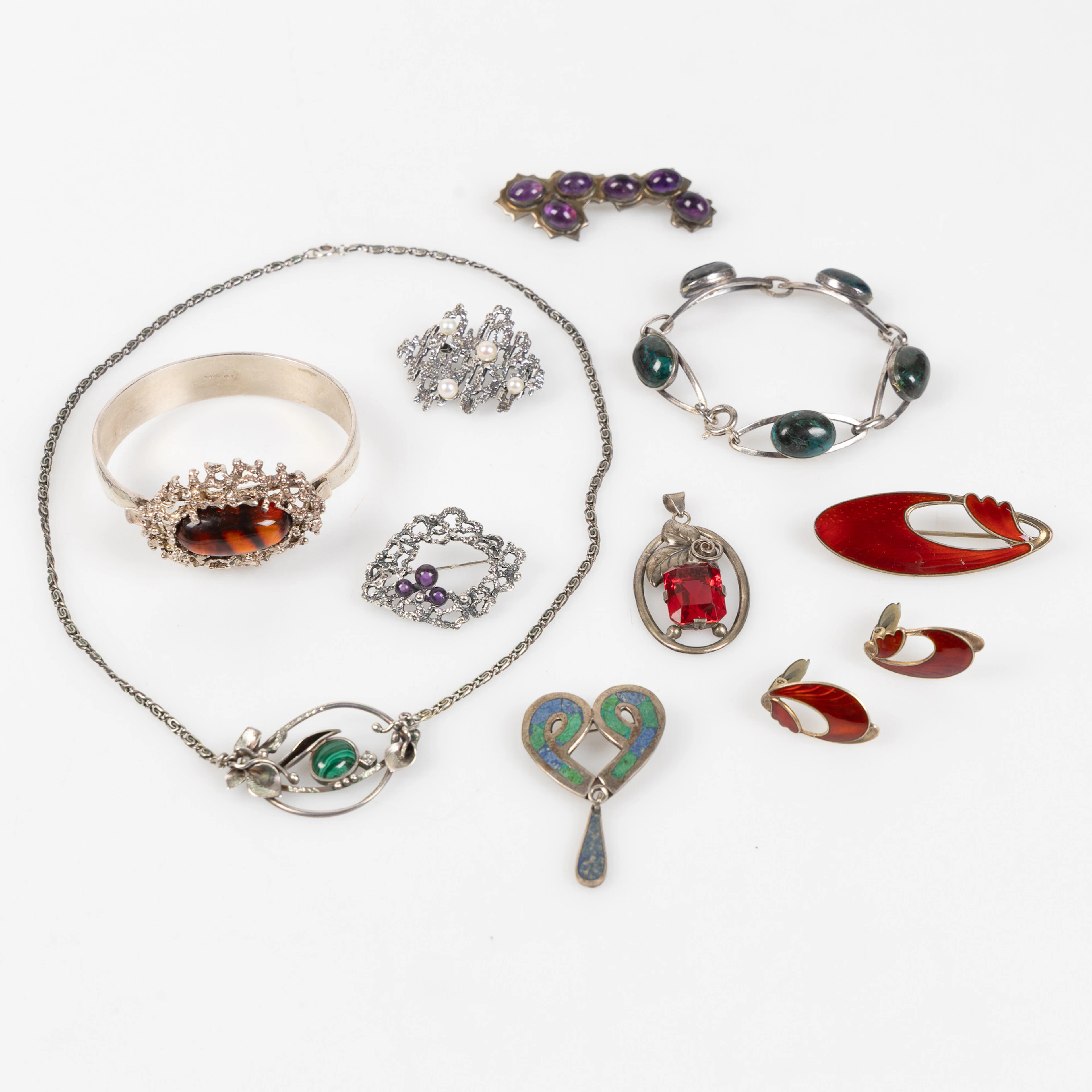 HALSSMYCKEN, ARMBAND, ÖRHÄNGEN & BROSCHER, 11 delar, omkring 1900-talets