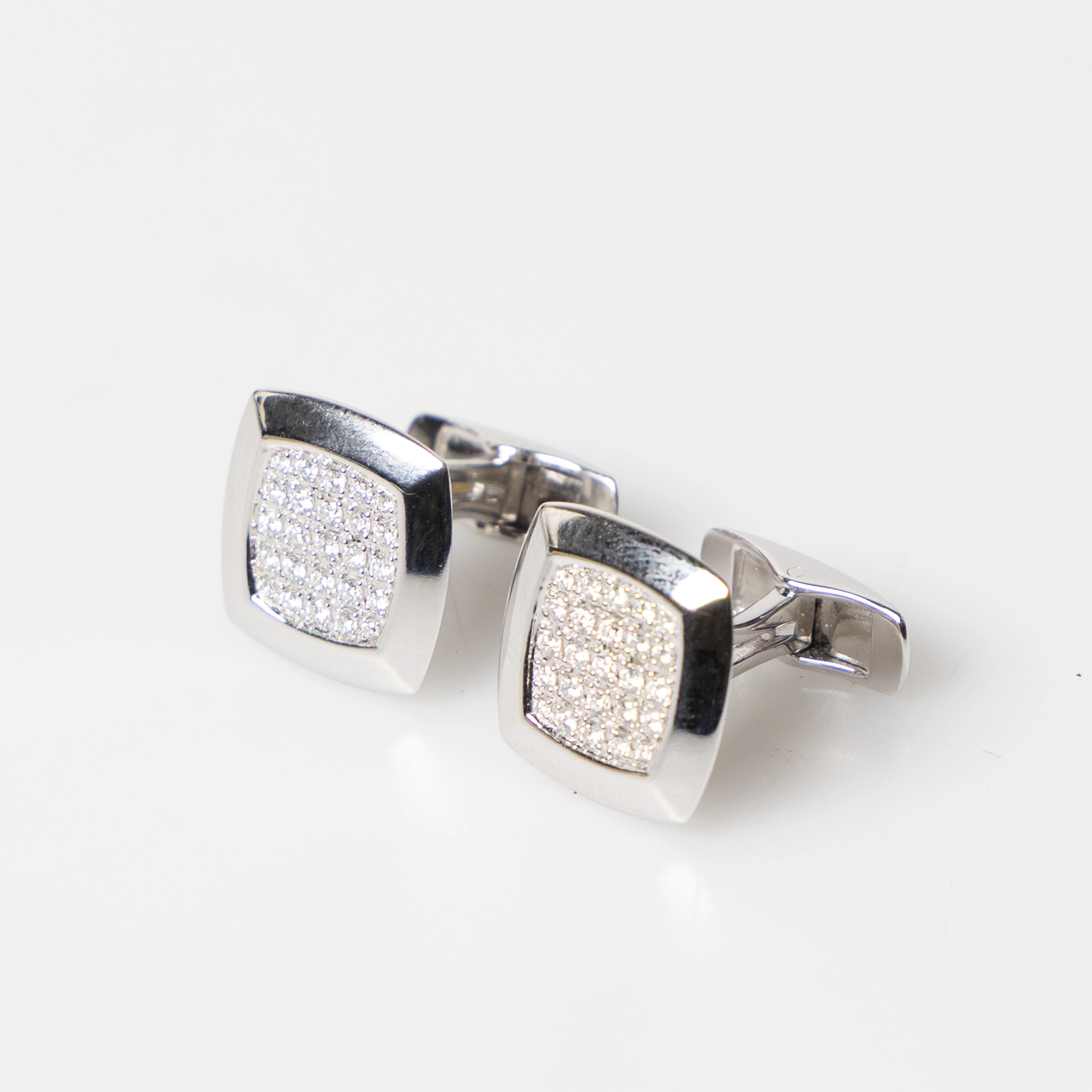 MANSCHETTKNAPPAR, 18K vitguld, diamanter.