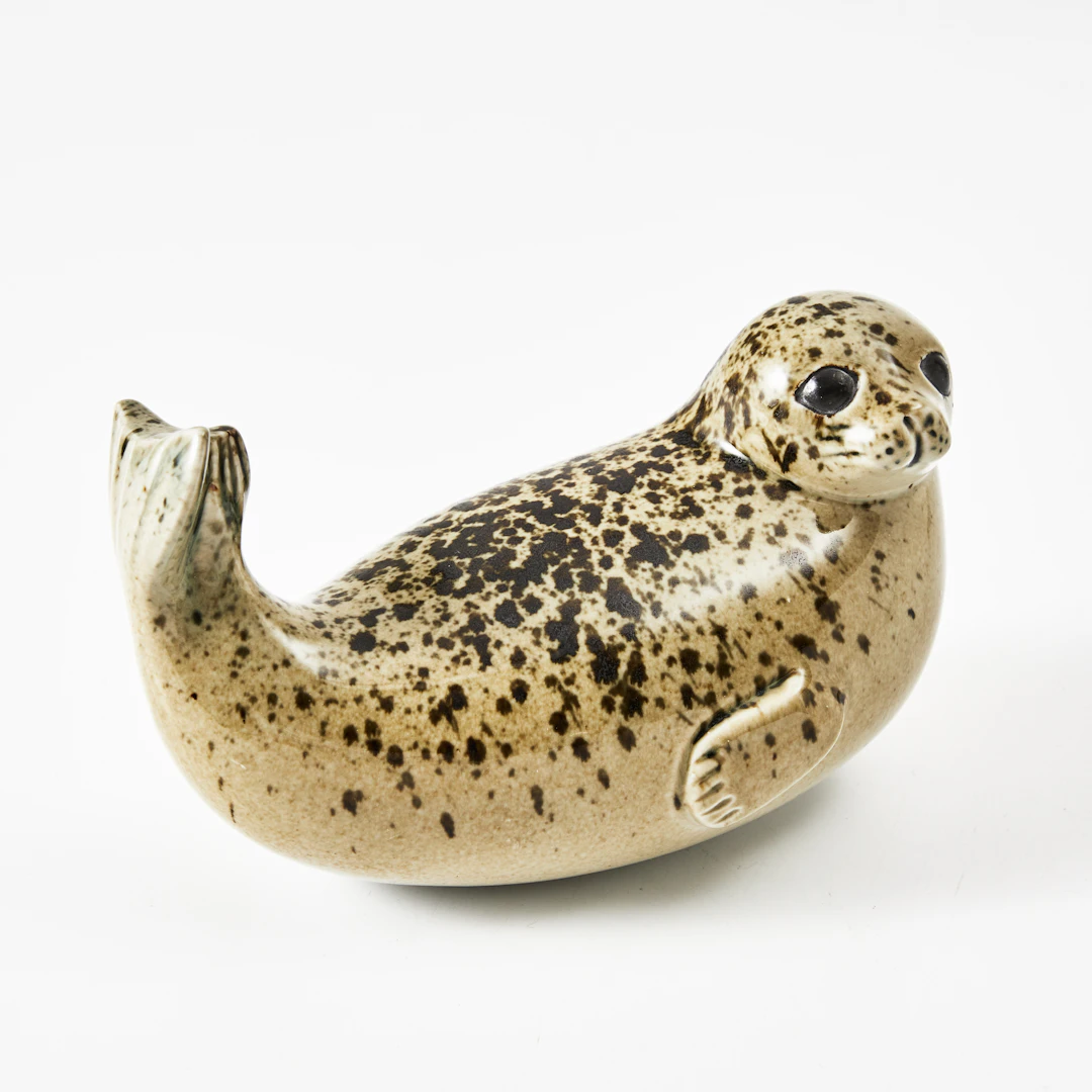 LISA LARSON. Figurin, gråsäl, stengods, för WWF.