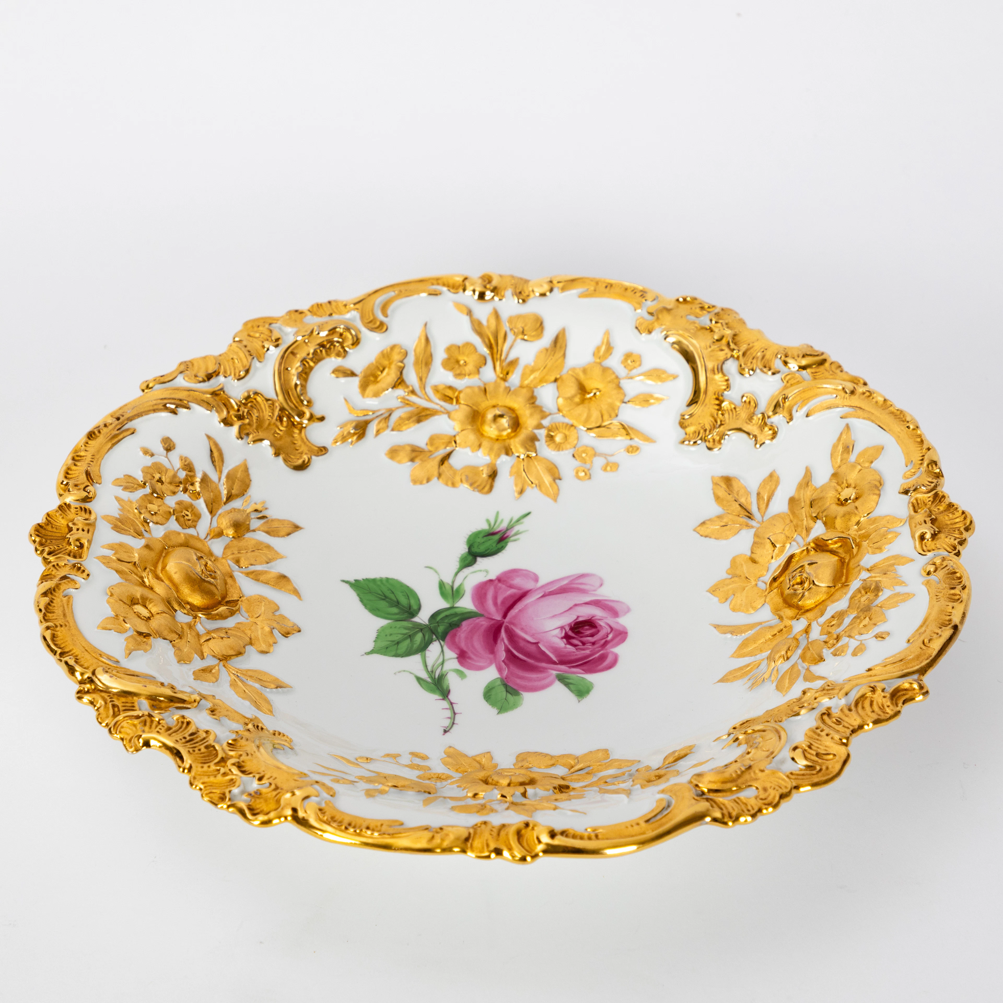 MEISSEN. Prunkteller mit Roter Rose, 1920er Jahre.