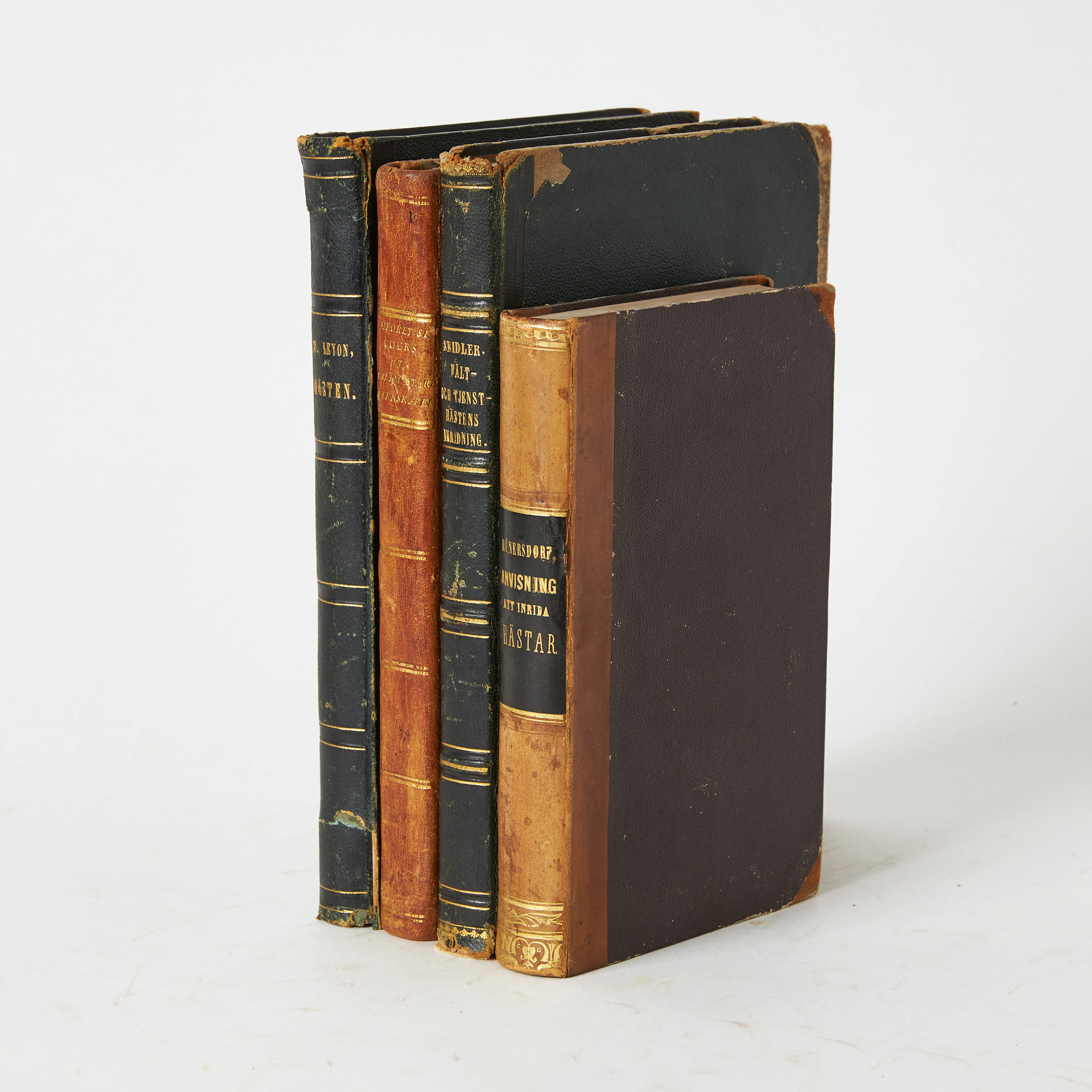 HIPPOLOGI - 4 vol. bl.a. LEWIN, stallmästare-vetenskapen, proveniens