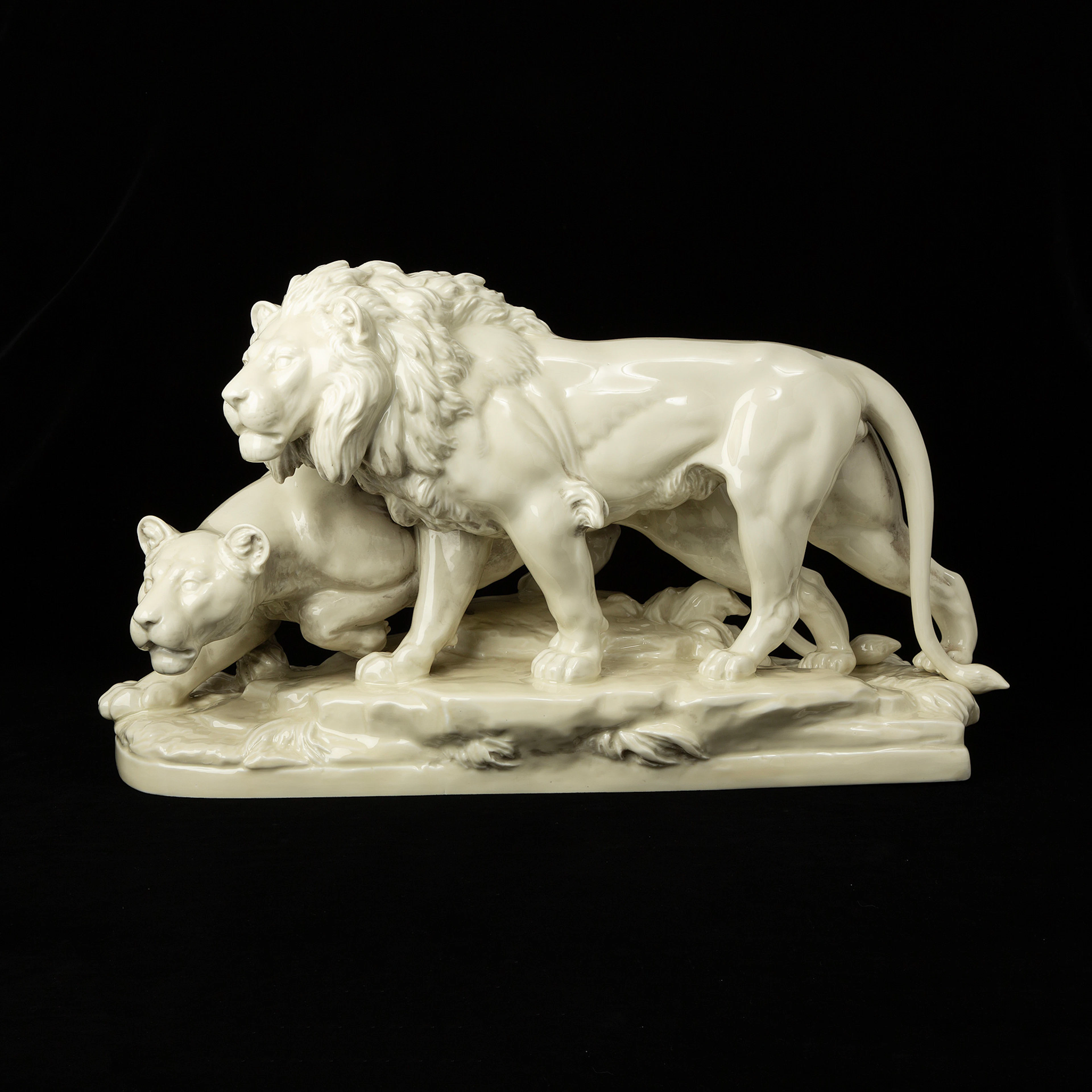 MAX HERMANN FRITZ. "Lion and lioness", figurin, porslin, Rosenthal
