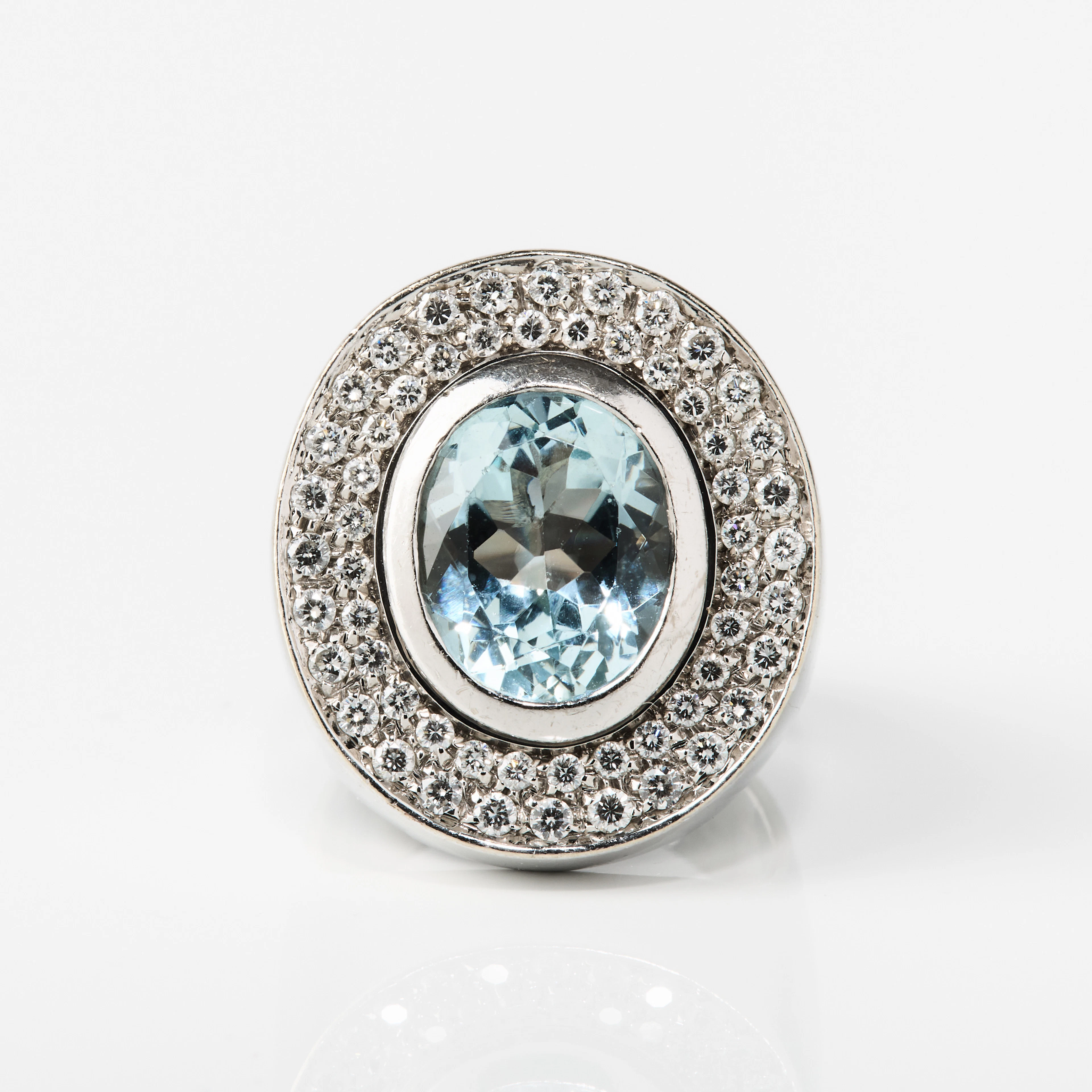 RING, 18K vitguld med en akvamarin och diamanter.