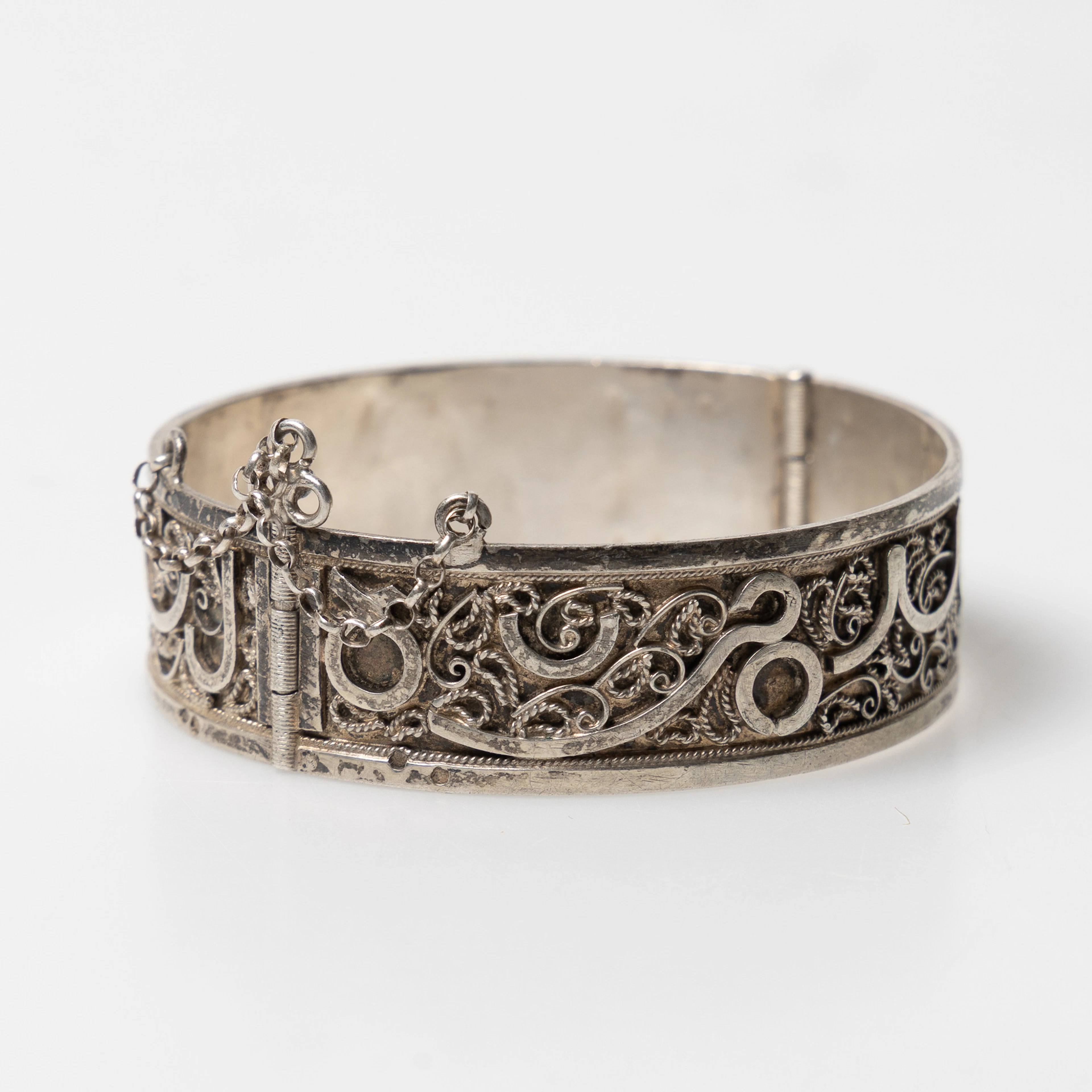 ARMRING, filigranarbete, omkring 1920/30, Frankrike.
