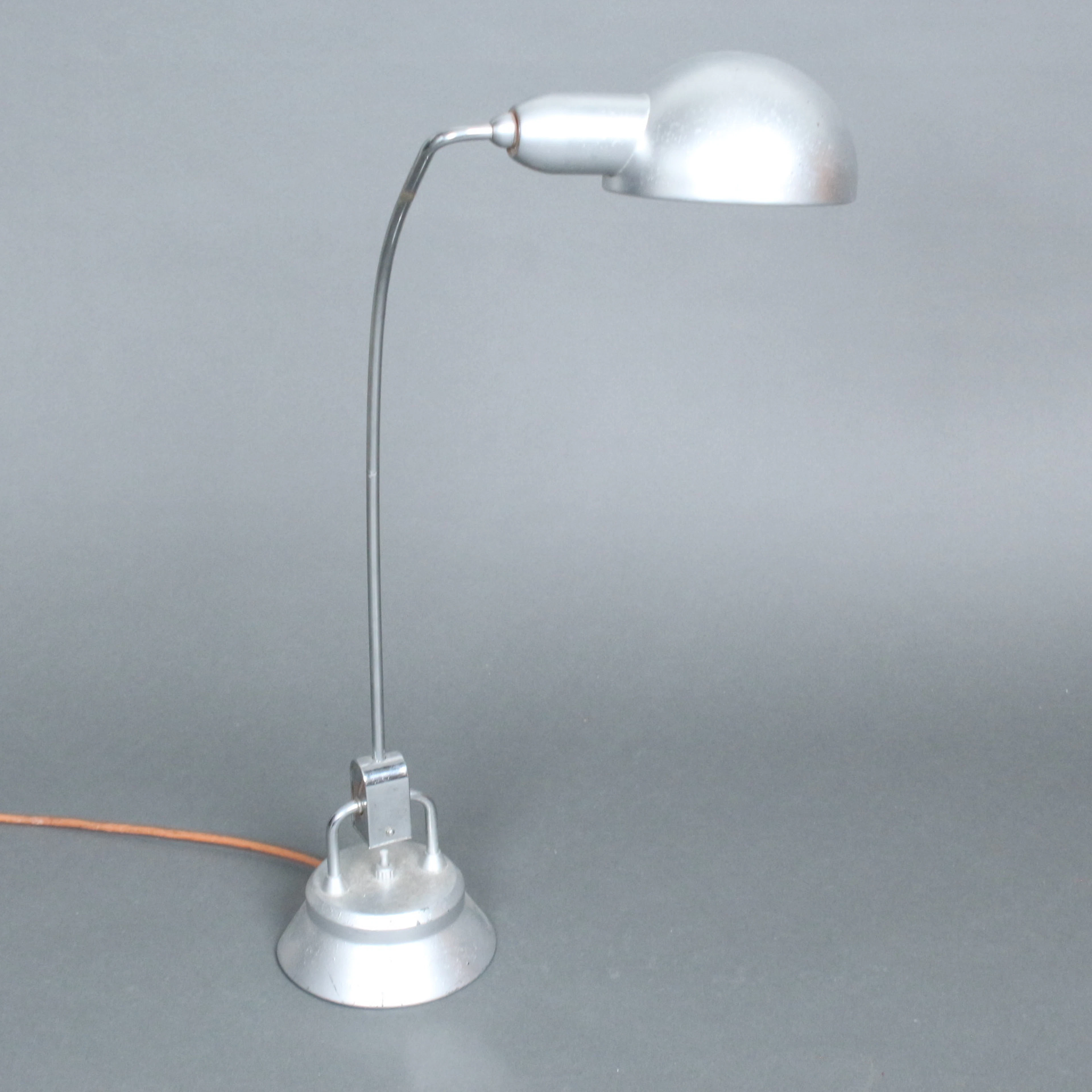 CHARLOTTE PERRIAND. Tischleuchte, Modell 600 „Longneck“ von JUMO , 1940er.