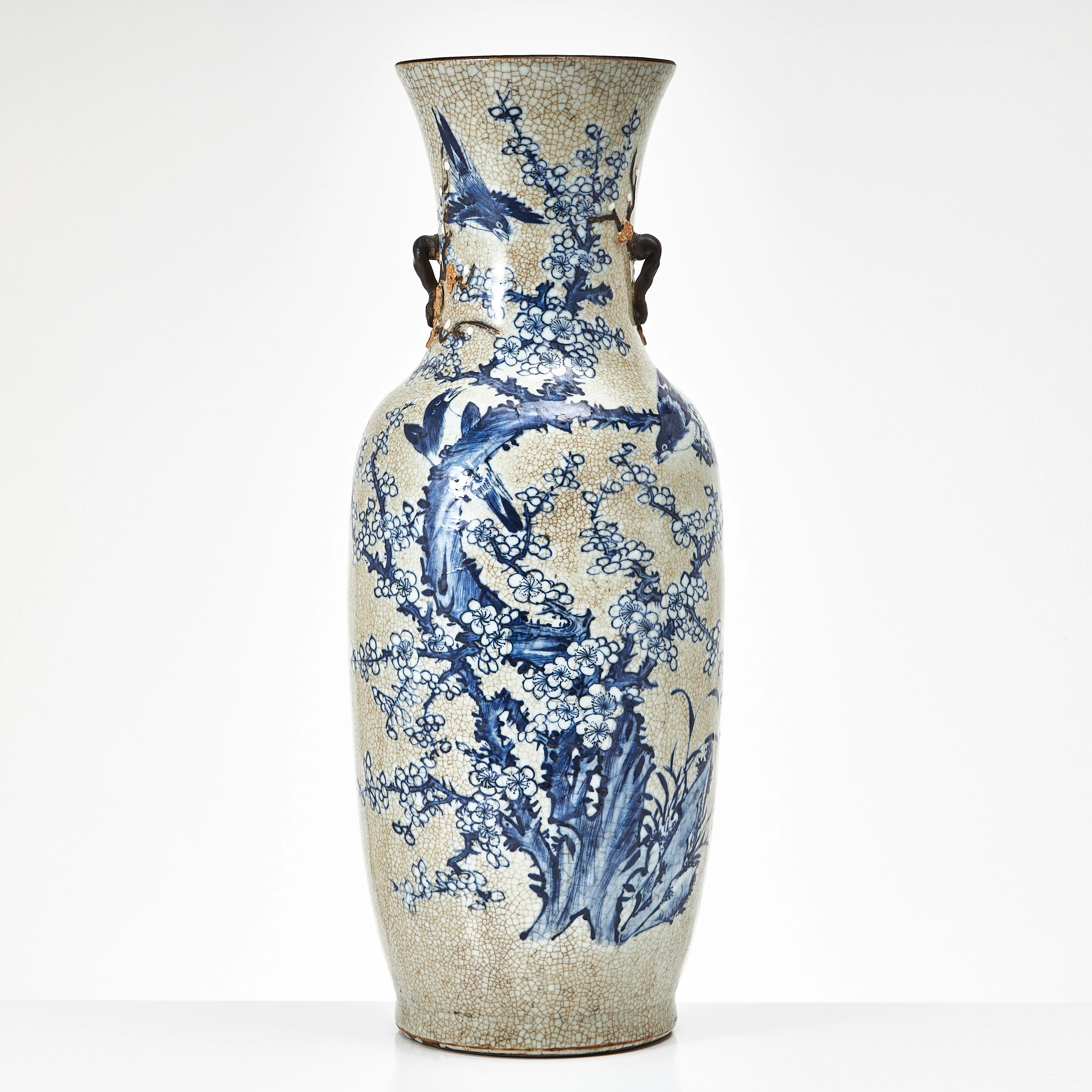 GOLVVAS, porslin, Kina, omkring år 1900, balusterformad, med hänklar