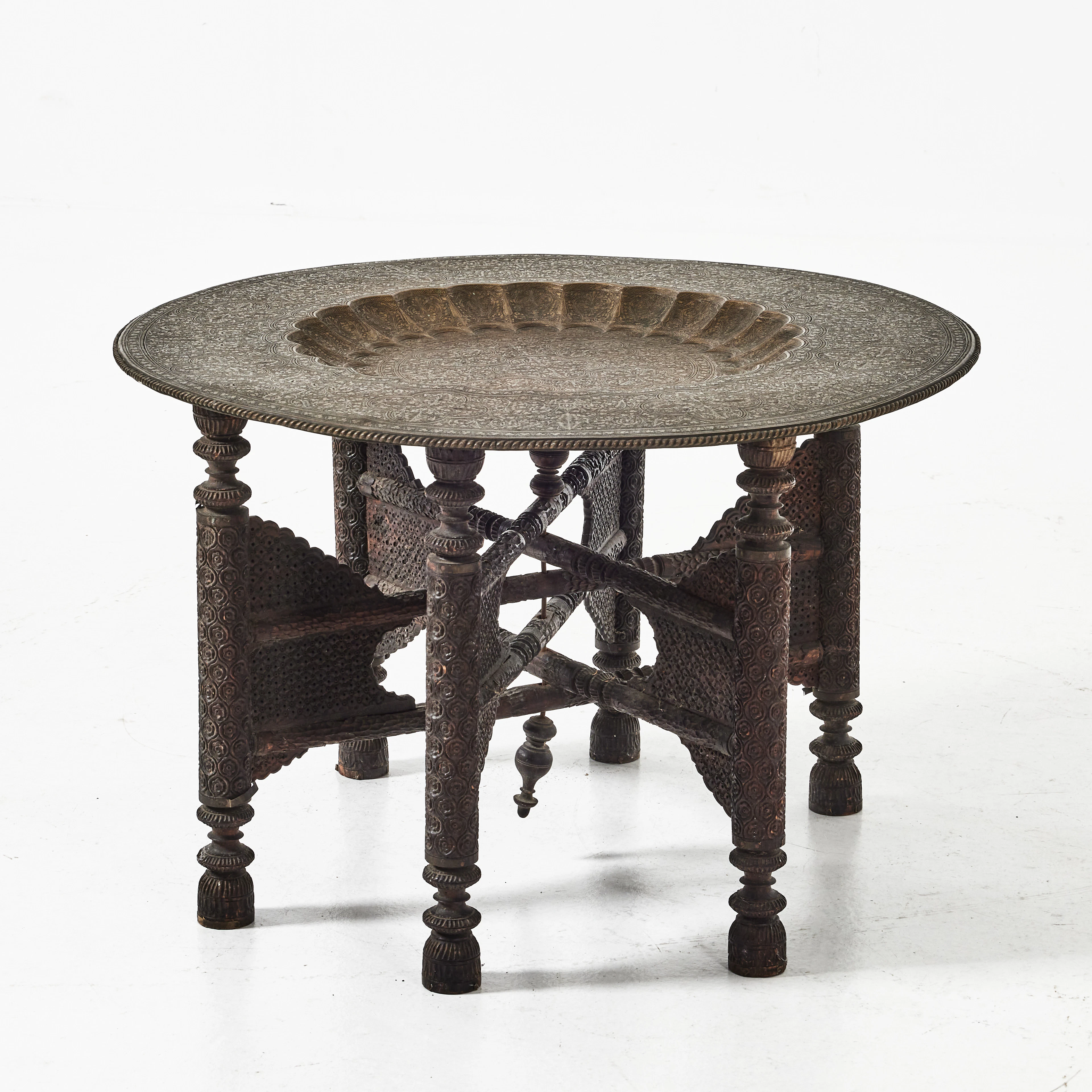 RÖKBORD, mässingsskiva, underrede i skulpterat trä, 1900-talets första hälft.
