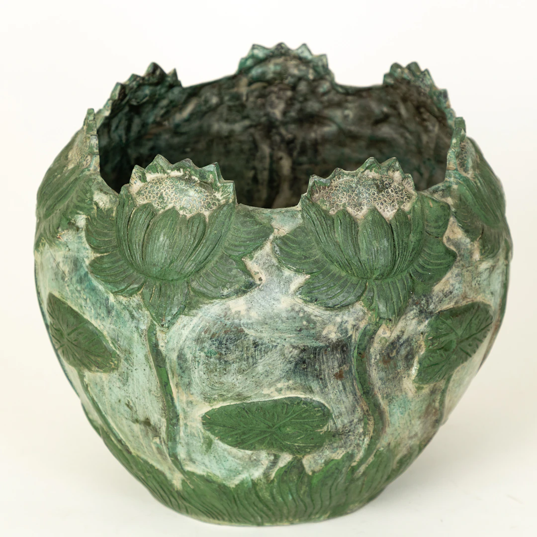 Cachepot mit hochreliefiertem Seerosenfries im Stil des Art Nouveau