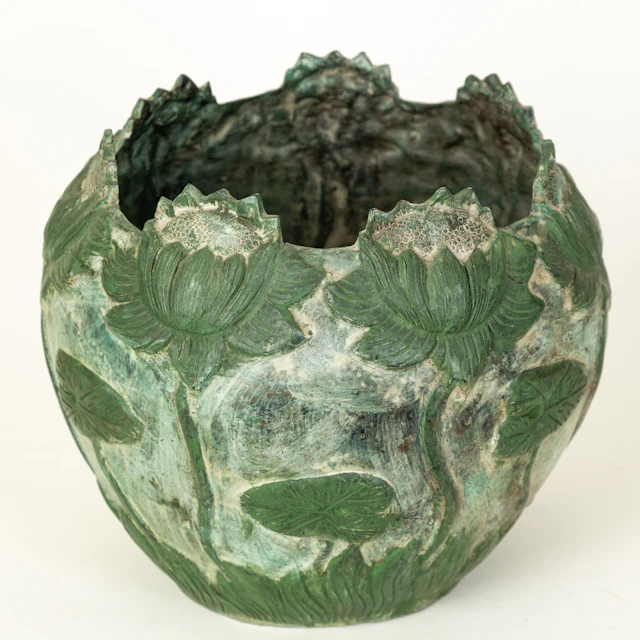 Cachepot mit hochreliefiertem Seerosenfries im Stil des Art Nouveau