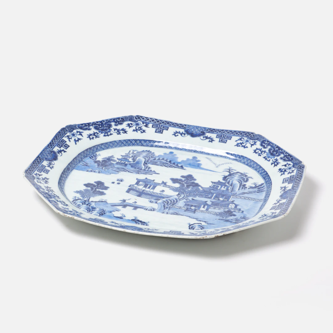 STEKFAT. Qianlong, porslin, underglasyrblått, flodlandskap.