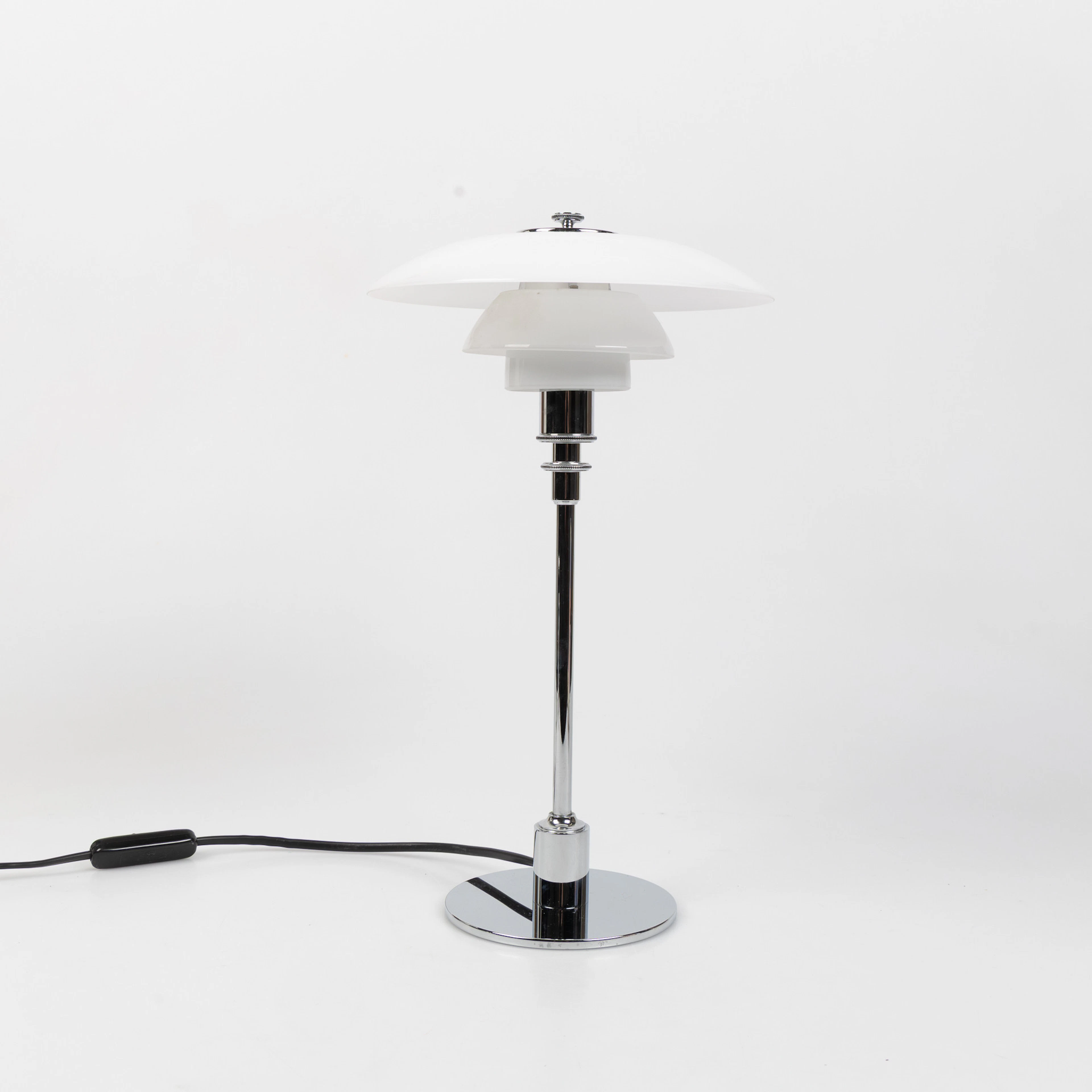 POUL HENNINGSEN. Bordslampa, "PH 3/2", Louis Poulsen, Danmark, tre
