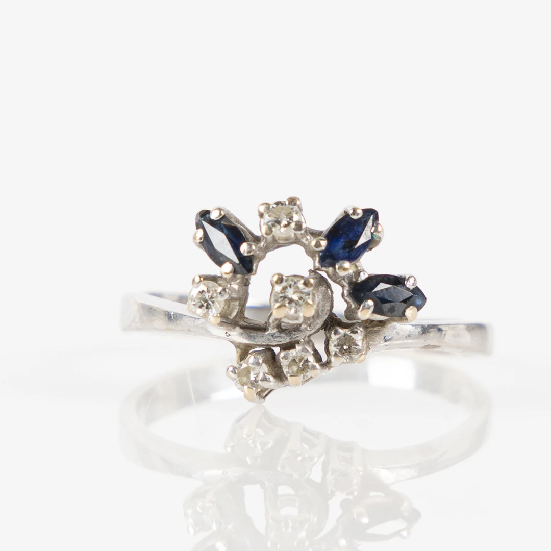 RING, 18K vitguld med briljantslipade diamanter och navettslipade safirer.
