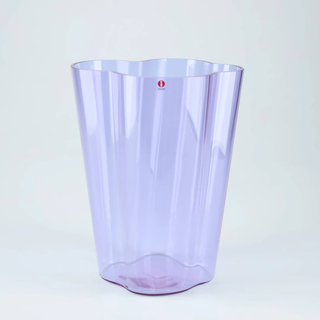 ALVAR AALTO. VAS, ametistfärgat glas, märkt i botten Iittala.