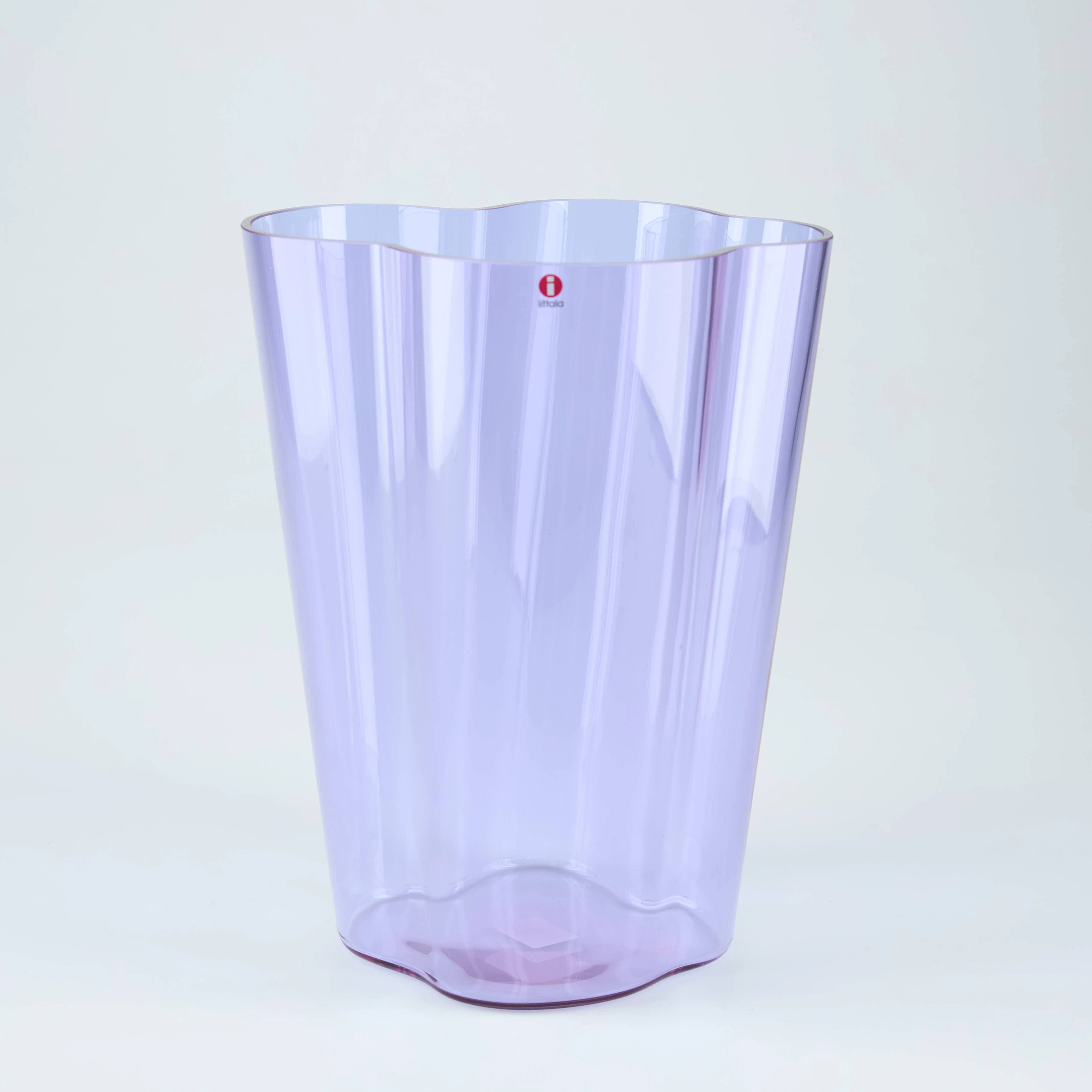 ALVAR AALTO. VAS, ametistfärgat glas, märkt i botten Iittala.