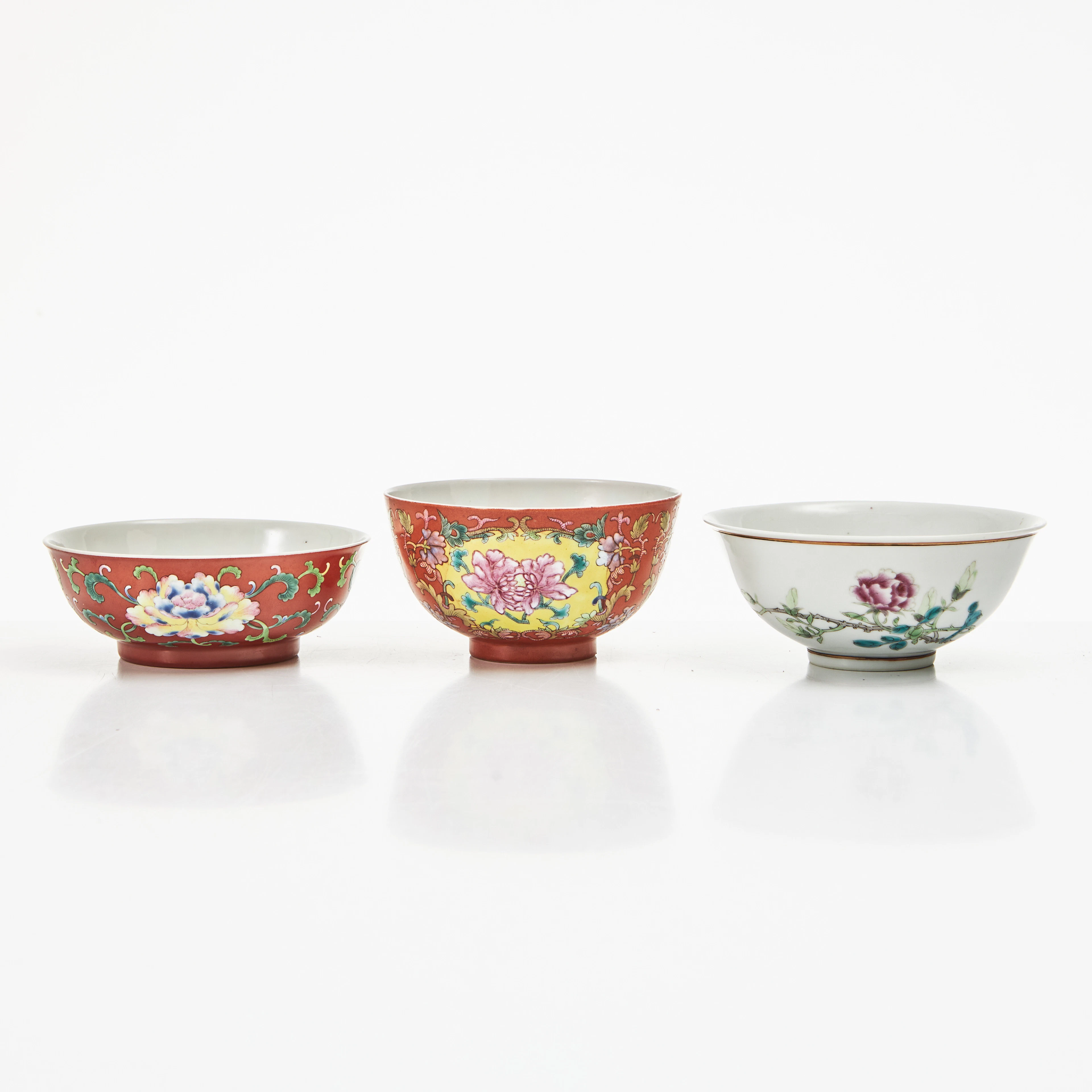 SKÅLAR, 3 st., porslin, Kina, 1900-tal, varierande dekor av blommor