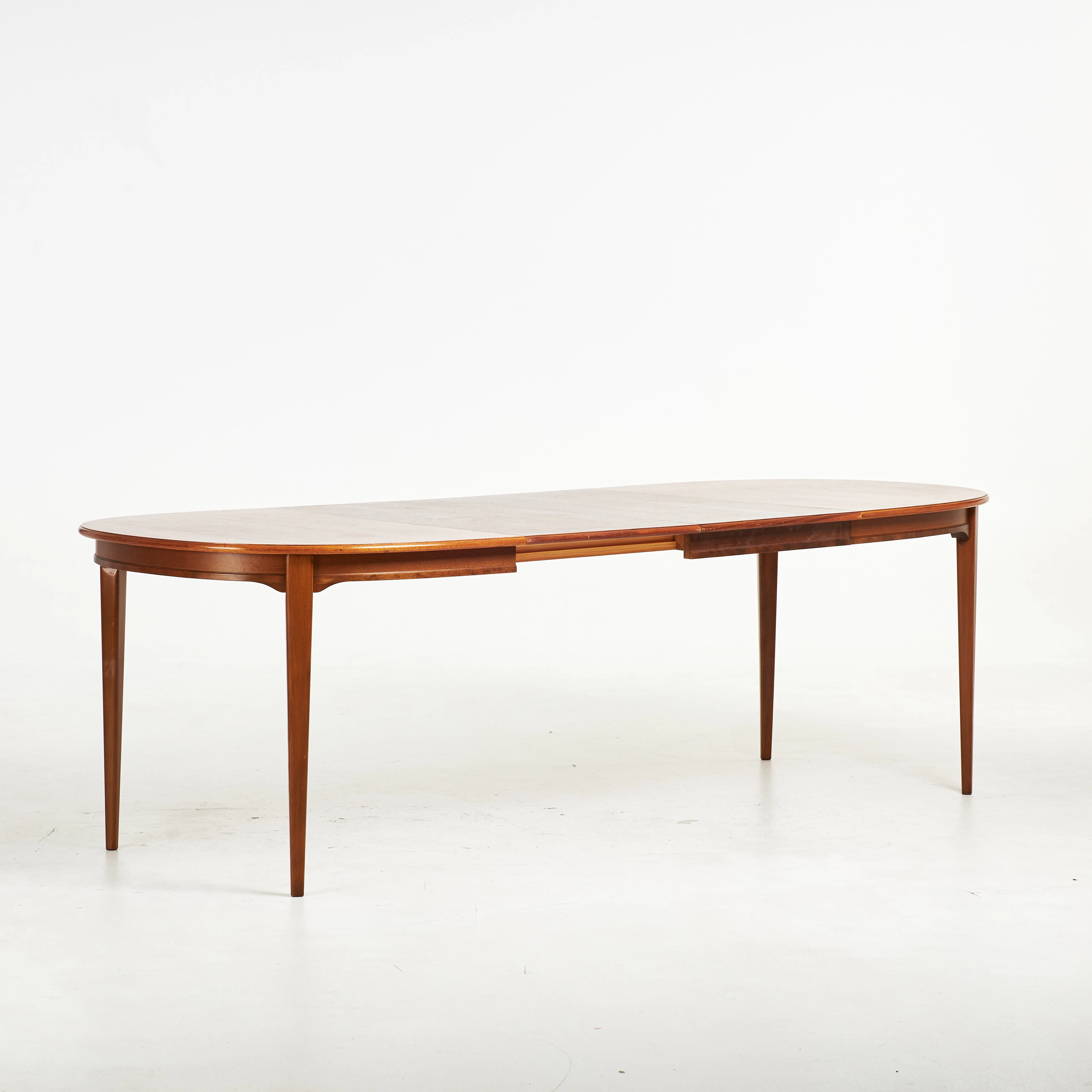 SVANTE SKOGH. Matbord, "Vindö", fanérad med teak, Möbelfabrik Balder