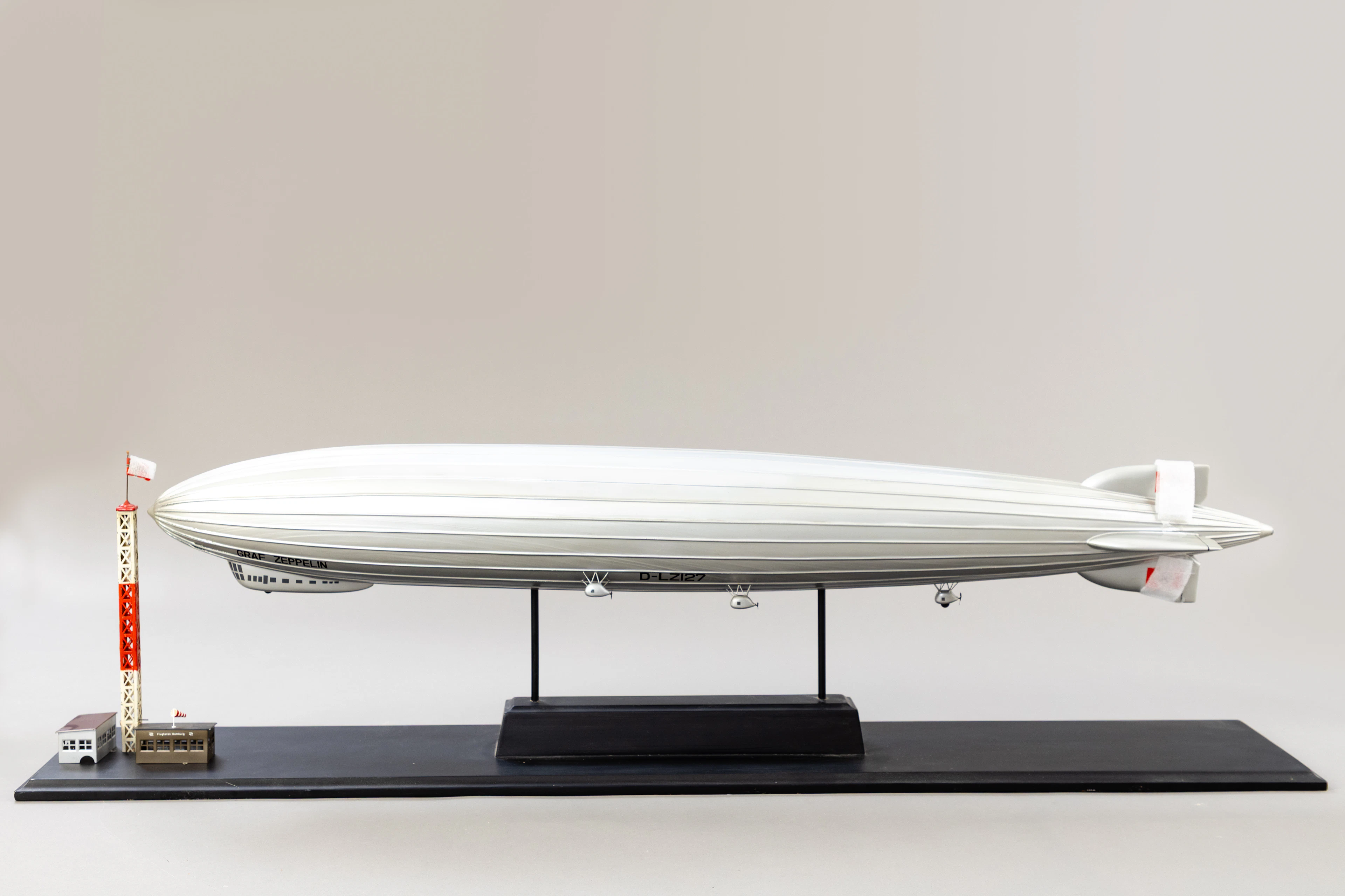 Großes Tischmodell eines Luftschiffes-Graf Zeppelin, 2000er Jahre.